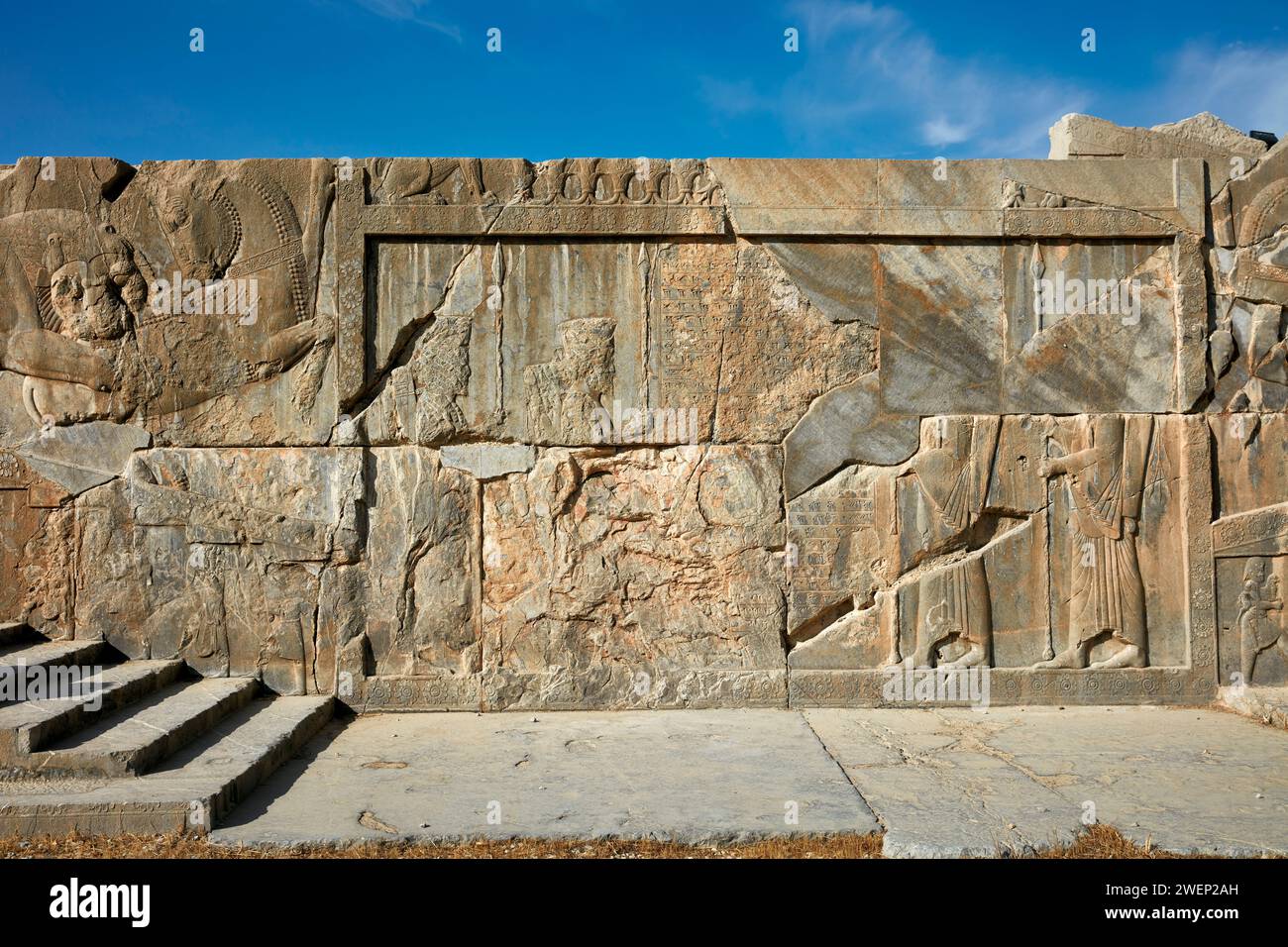 Escalier d'un palais en ruine orné de reliefs complexes à Persépolis, capitale de l'Empire achéménide (550–330 av. J.-C.), Iran. Banque D'Images