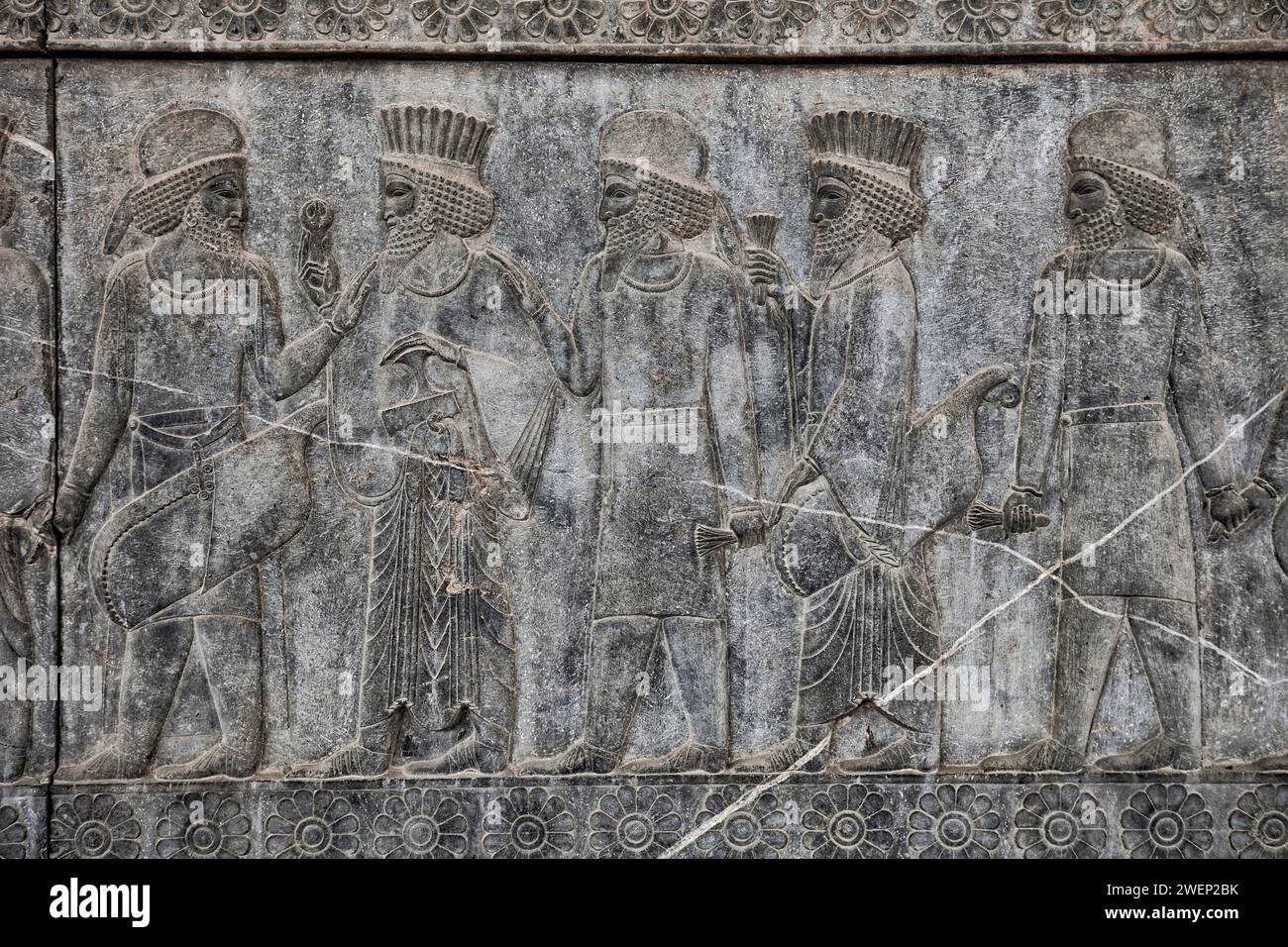 Le relief ornant le Grand escalier du Palais d'Apadana représente des délégués visitant le Grand Roi de Perse. Persépolis, Iran. Banque D'Images