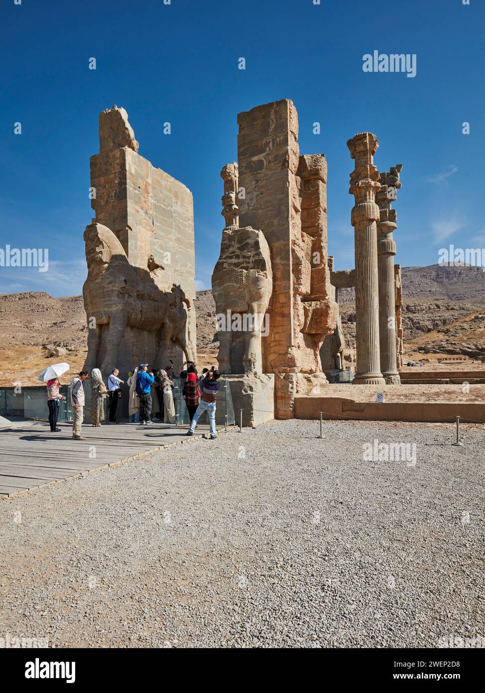 Un groupe de touristes à la porte de toutes les nations à Persépolis, une ancienne capitale des rois perses de la dynastie achéménienne. Province de Fars, Iran. Banque D'Images