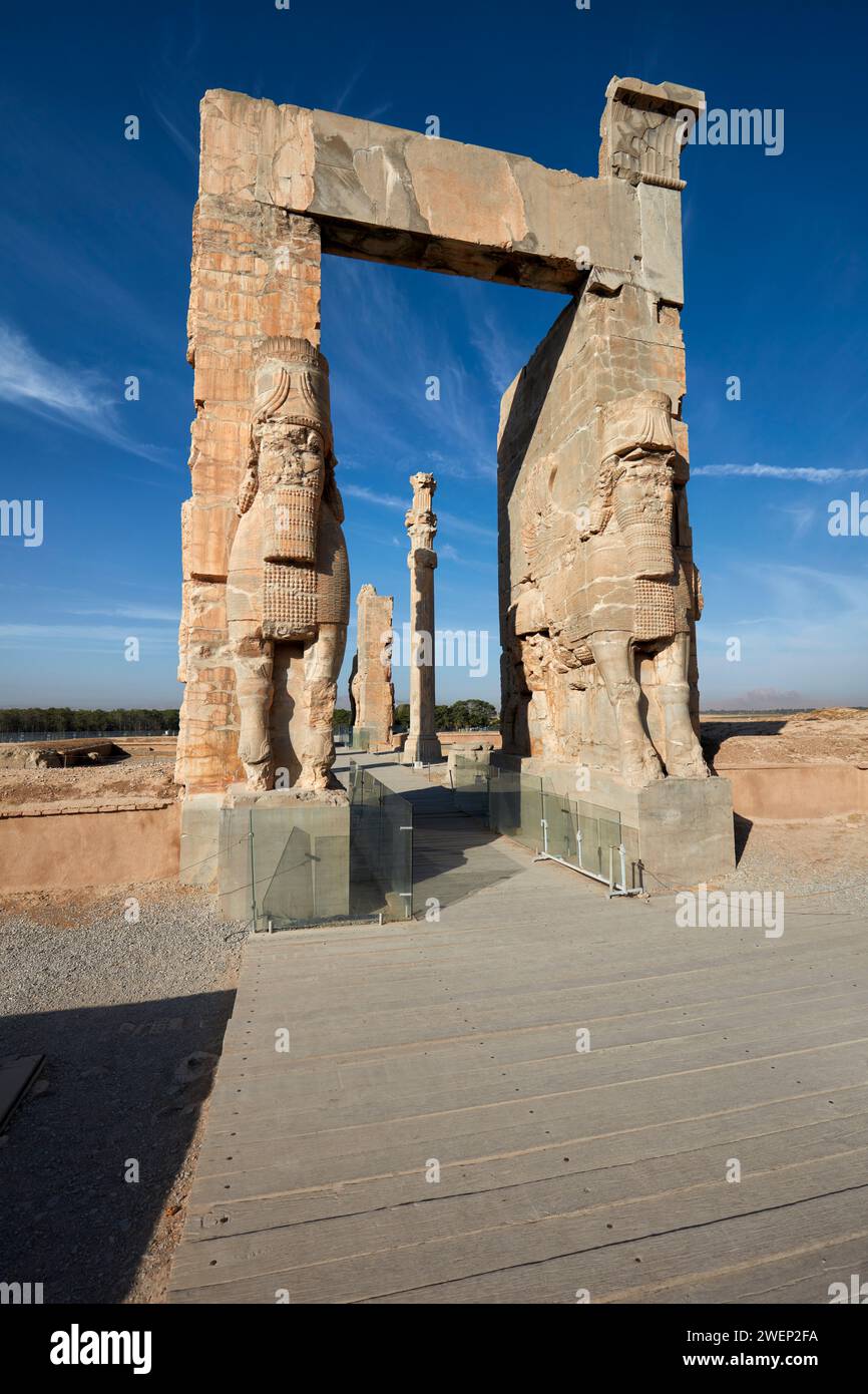 Vue extérieure de la porte de toutes les nations à Persépolis, ancienne capitale des rois perses de la dynastie achéménienne. Province de Fars, Iran. Banque D'Images