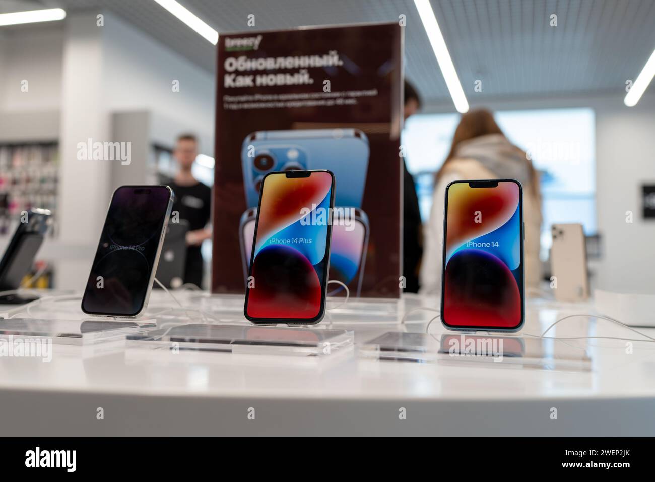 Modèles de smartphones Apple iPhone 14, lancement de l'affichage de démonstration à l'Apple Store. Minsk, Biélorussie - 26 janvier 2024 Banque D'Images
