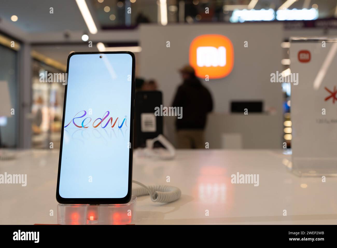 Smartphone Xiaomi avec le signe Redmi sur l'écran sont affichés sur l'affichage de détail dans le magasin Xiaomi. Minsk, Biélorussie - 26 janvier 2024 Banque D'Images