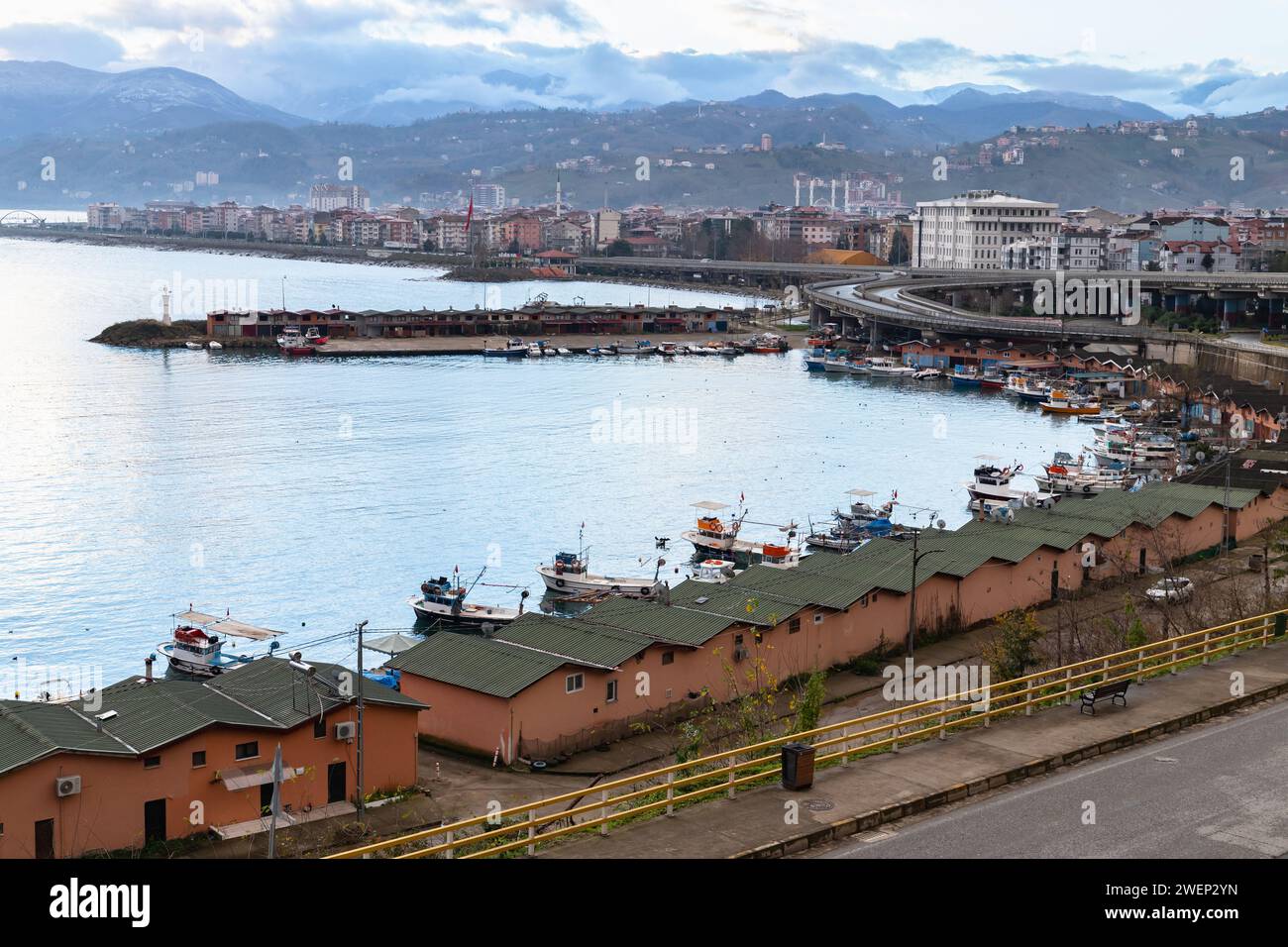 Petit port de pêche d'Arakli, Trabzon, Turquie. Mer Noire, photo de paysage côtier Banque D'Images