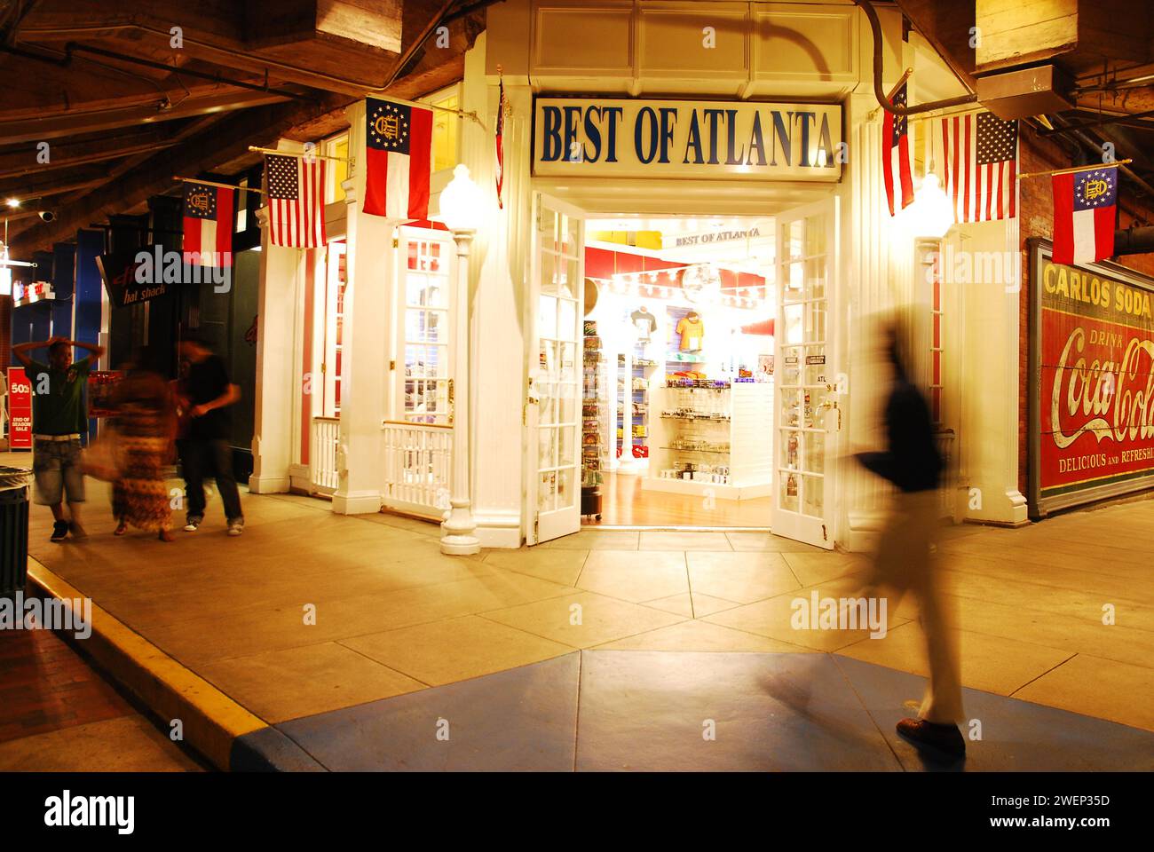 Un courrier adulte marche devant un magasin de souvenirs dans le quartier commerçant Underground Atlanta Banque D'Images