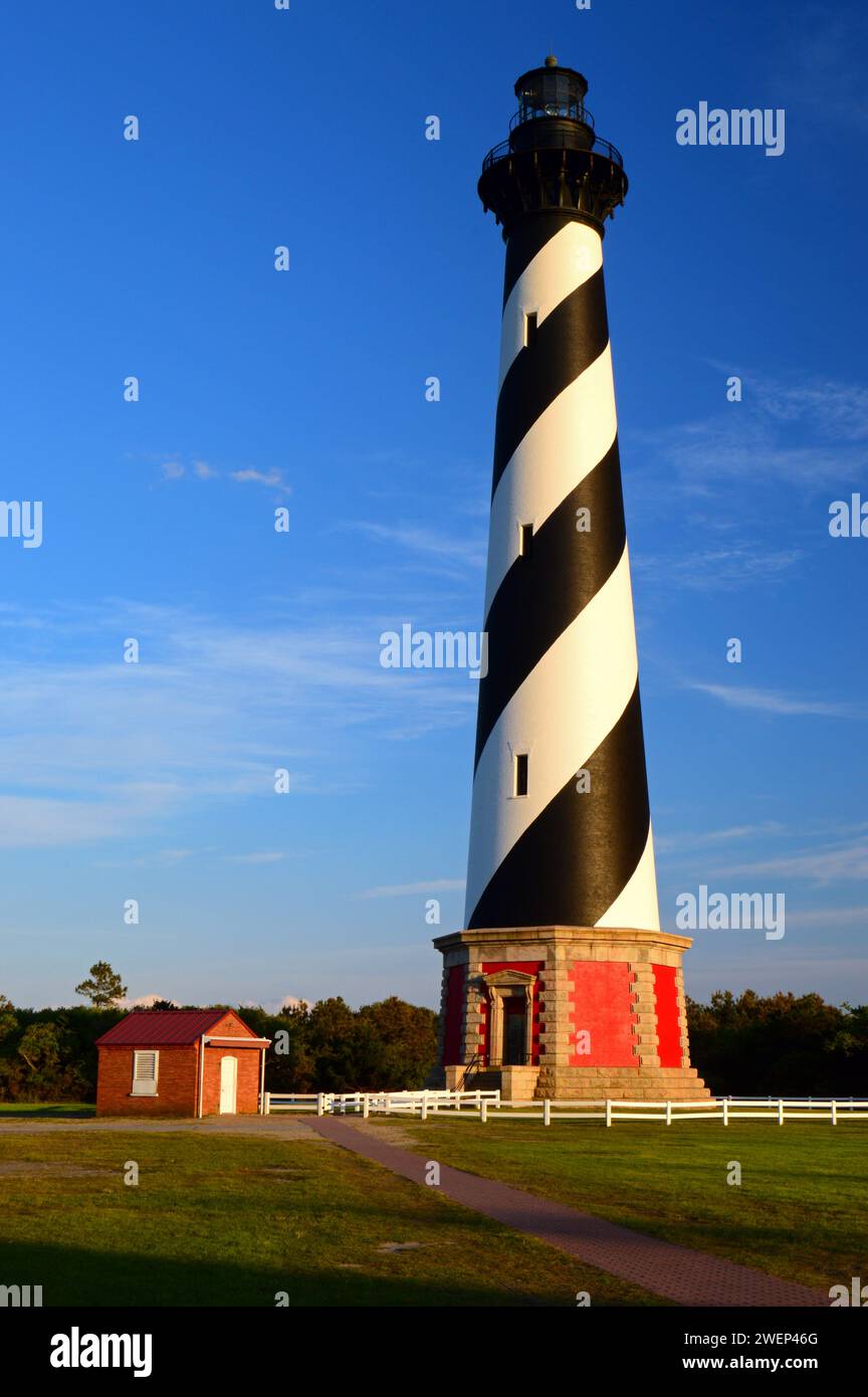 La grande tour avec des bandes en spirale noires et blanches est caractéristique du phare de Cape Hatteras sur les rives extérieures de la Caroline du Nord Banque D'Images