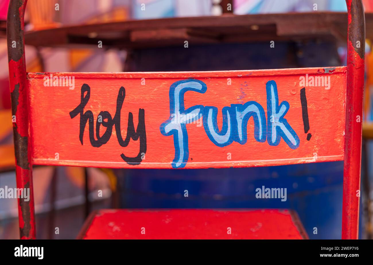 Chaises de bar colorées et funky au Blu Jazz Bar, Haji Lane, Singapour Banque D'Images