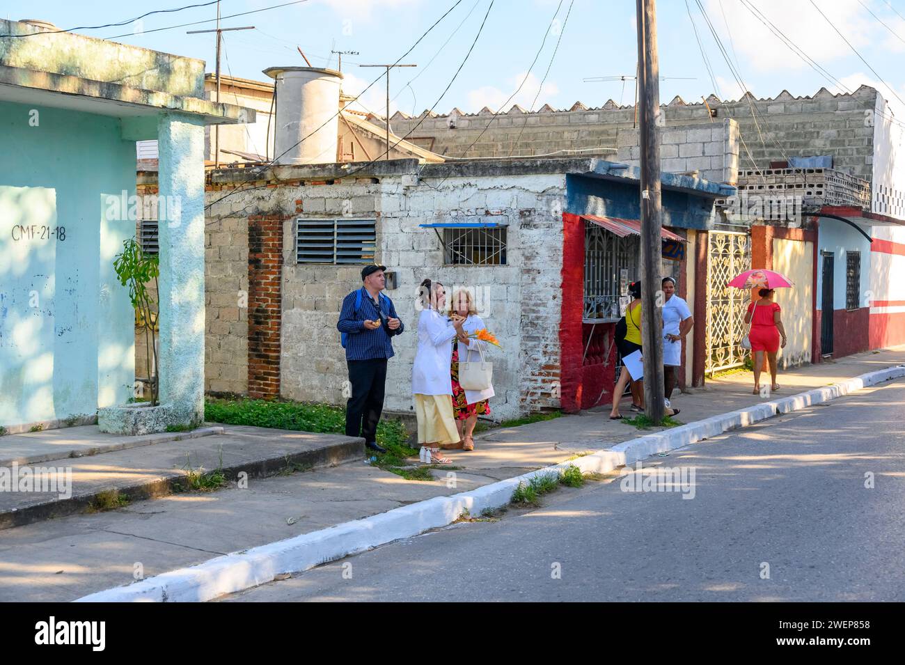 médecin et personnes achetant de la nourriture dans une petite entreprise de kiosque, ville de santa clara, cuba, 2024 Banque D'Images