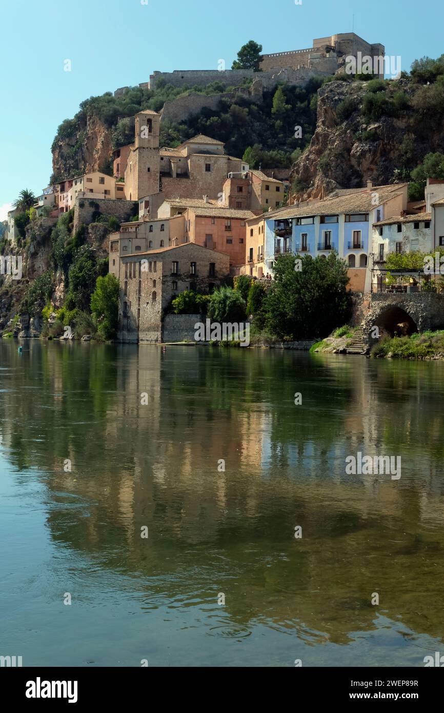 Le joli village historique de Miravet sur les rives de l'Èbre, Tarragone, Catalogne, Espagne, Europe Banque D'Images