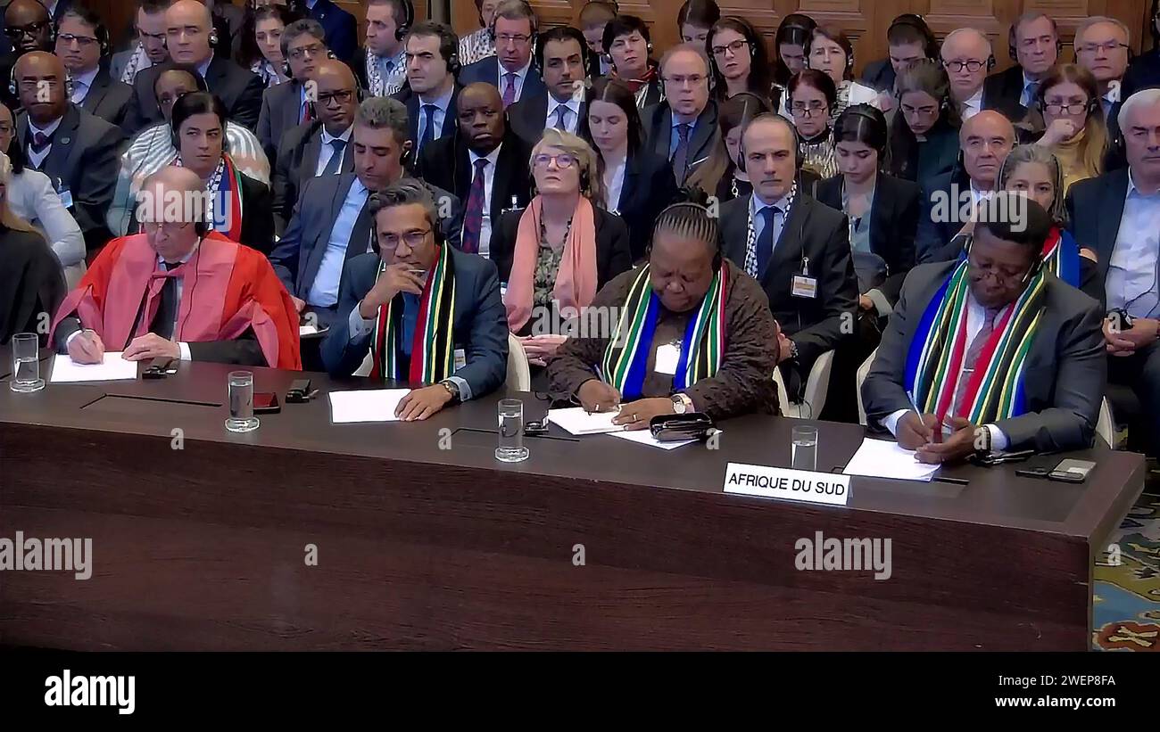 La Haye, pays-Bas. 26 janvier 2024. Vusimuzi Madonsela (à droite), ambassadeur sud-africain aux pays-Bas, ministre sud-africain des Affaires étrangères Naledi Pandor (2R), membre de la délégation sud-africaine John Dugard (à gauche), et les membres de la délégation sud-africaine assistent à la session le jour où la Cour internationale de Justice (CIJ) statue sur l'affaire de génocide de Gaza contre Israël faite par l'Afrique du Sud à la Haye, aux pays-Bas, le vendredi 26 janvier 2024. Photo de Justice internationale de la Cour / crédit : UPI/Alamy Live News Banque D'Images