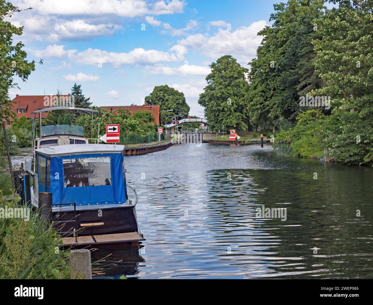 Vue sur la rivière Elde dans le village de Plau am See, Mecklembourg-Poméranie occidentale, Allemagne Banque D'Images