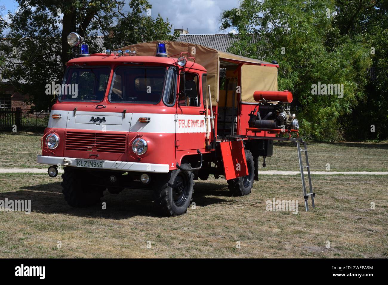 26.08.2018 Robur/ LO 3000 Deutschland/ Sachsen Anhalt/ Altmark/ Altmarkkreis Salzwedel/ Stadt Klötze/ Ortsteil Kunrau/ Schlossfest/ Oldtimerausstellung/ Osttimer/ Robur/ LO 3000/ Pritsche/ Einsatzfahrzeug mit Wekzeug und Tragkraftspritze/ TS/ Umbau Feuerwehr Kunrau/ ***Nutzung nur redaktionell*** 26 08 2018 Robur LO 3000 Allemagne Saxe Anhalt Altmark Altmarkkreis Salzwedel Stadt Klötze Ortsteil Kunrau Schlossfest Oldtimerausstellung Osttimer Robur LO 3000 Pritsche Einsatzfahrzeug mit Wekzeug und Tragkraftspritze TS Umbau Feuerwehr Kunrau à des fins éditoriales uniquement Banque D'Images