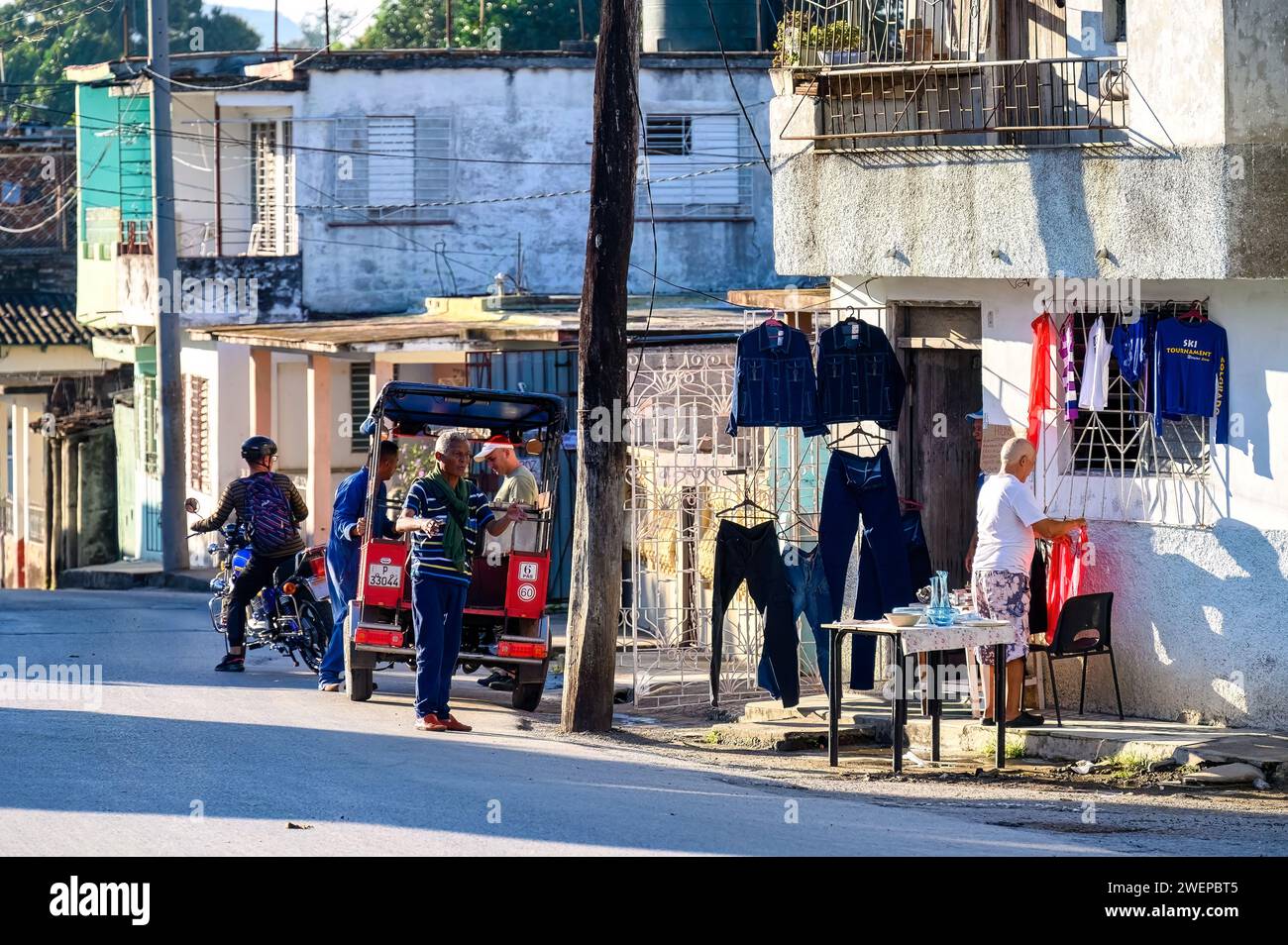 vie urbaine à la vigia, vente de vêtements sur maison, santa clara, cuba, 2024 Banque D'Images