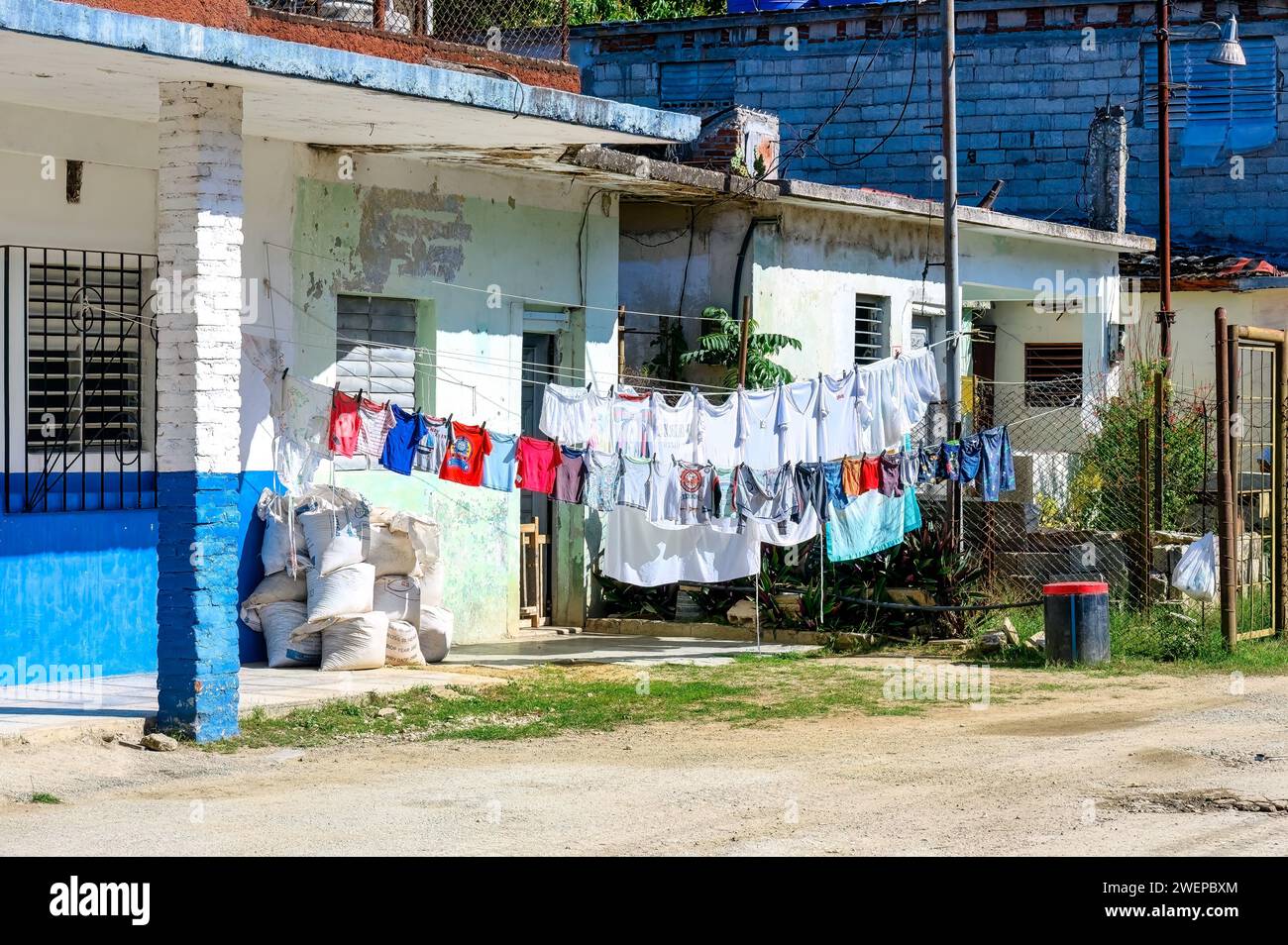 Vêtements sur une corde à linge dans une maison privée, Cuba Banque D'Images