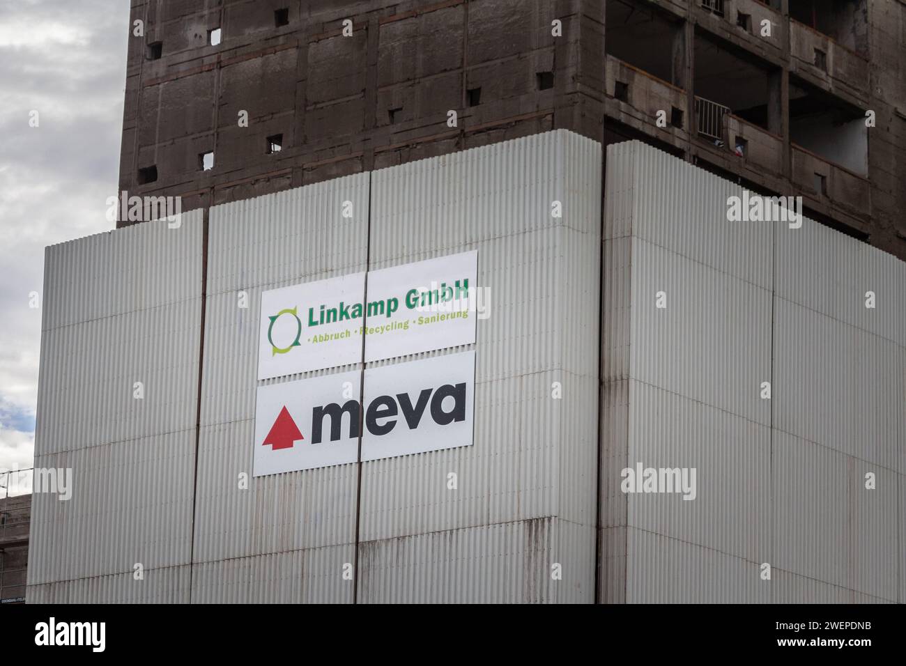 Image d'un signe avec le logo de Meva sur leur structure de coffrage de dépollution sur un bâtiment de cologne, Allemagne. Banque D'Images