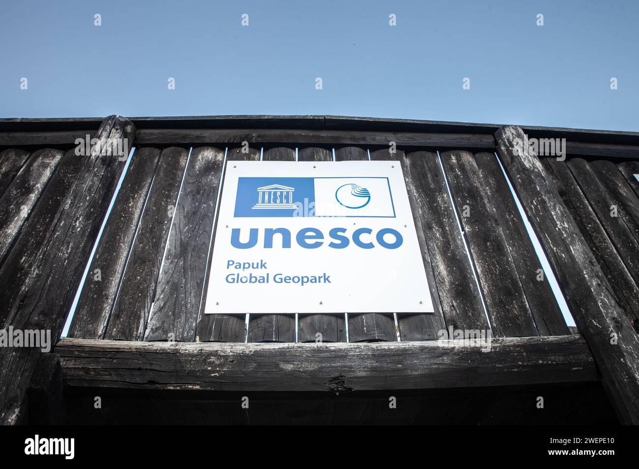 Photo d'un signe avec le logo de l'UNESCO à Papuk, Croatie. L'Organisation des Nations Unies pour l'éducation, la science et la culture est un âge spécialisé Banque D'Images