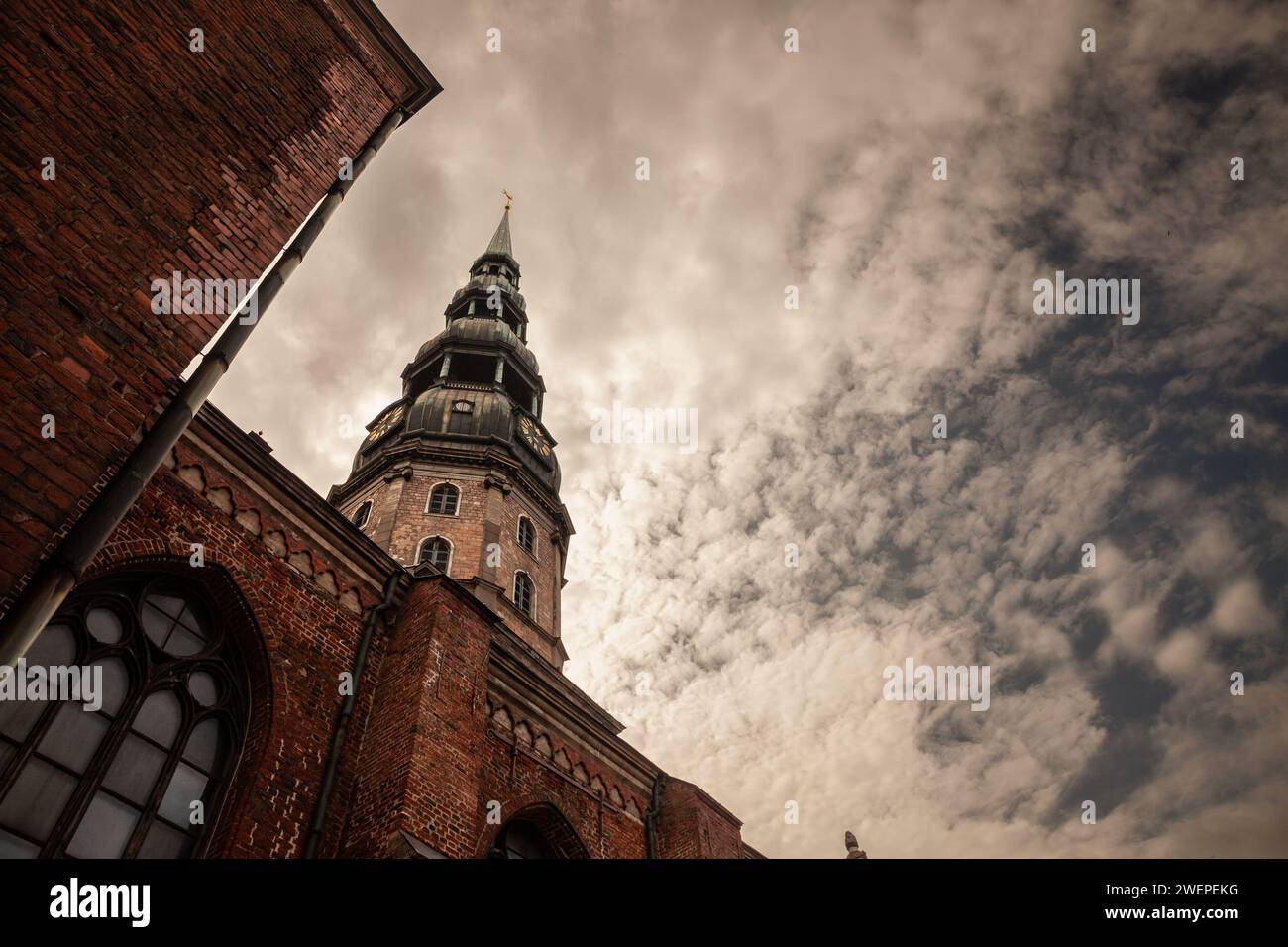 Photo de l'église saint pierre de Riga au crépuscule. St. L'église de Pierre est une église luthérienne à Riga, la capitale de la Lettonie, dédiée à Saint Pierre Banque D'Images