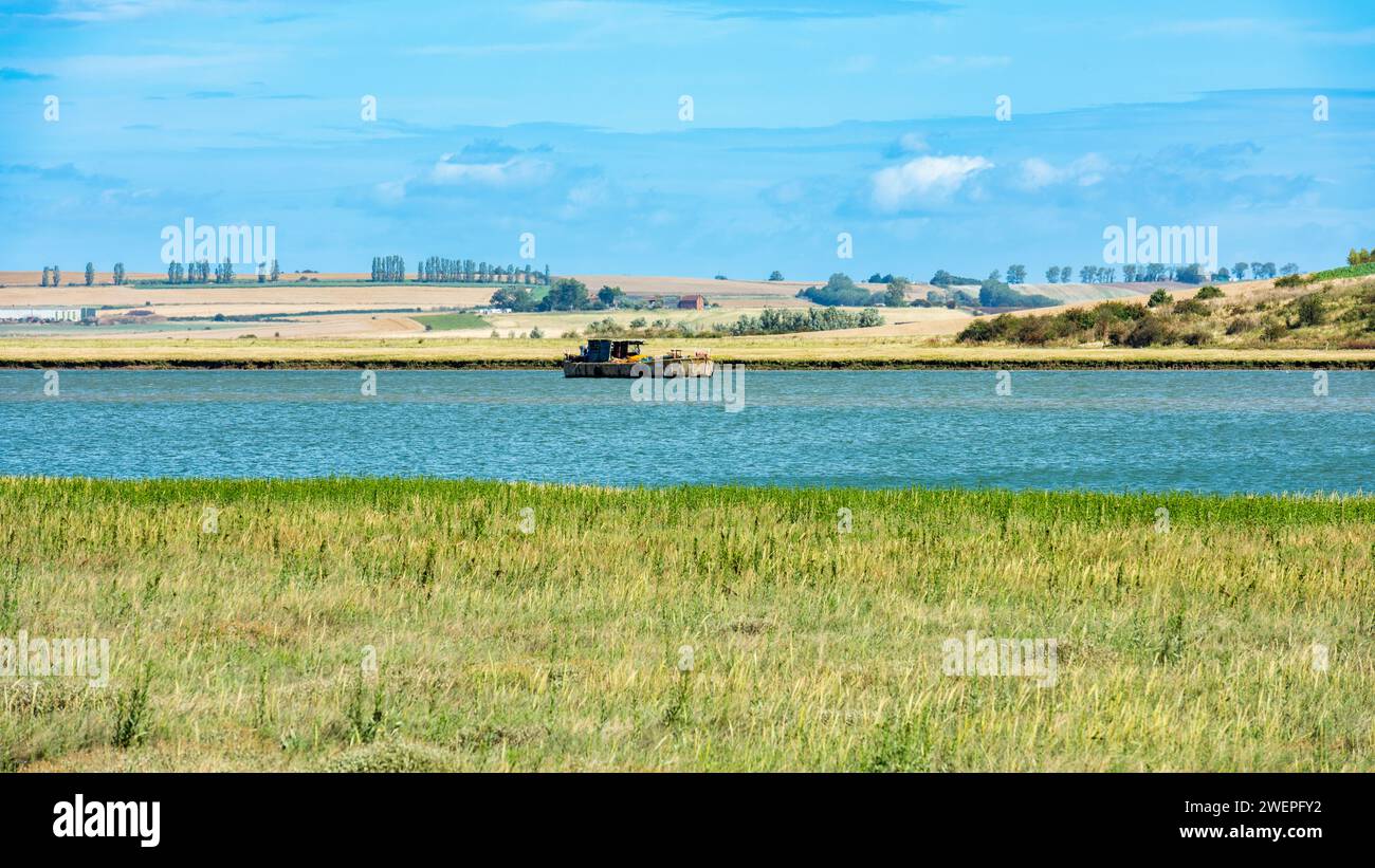 Bateau naufragé dans l'estuaire Swale à Oare près de Faversham - Kent avec l'île de Sheppey au loin Banque D'Images