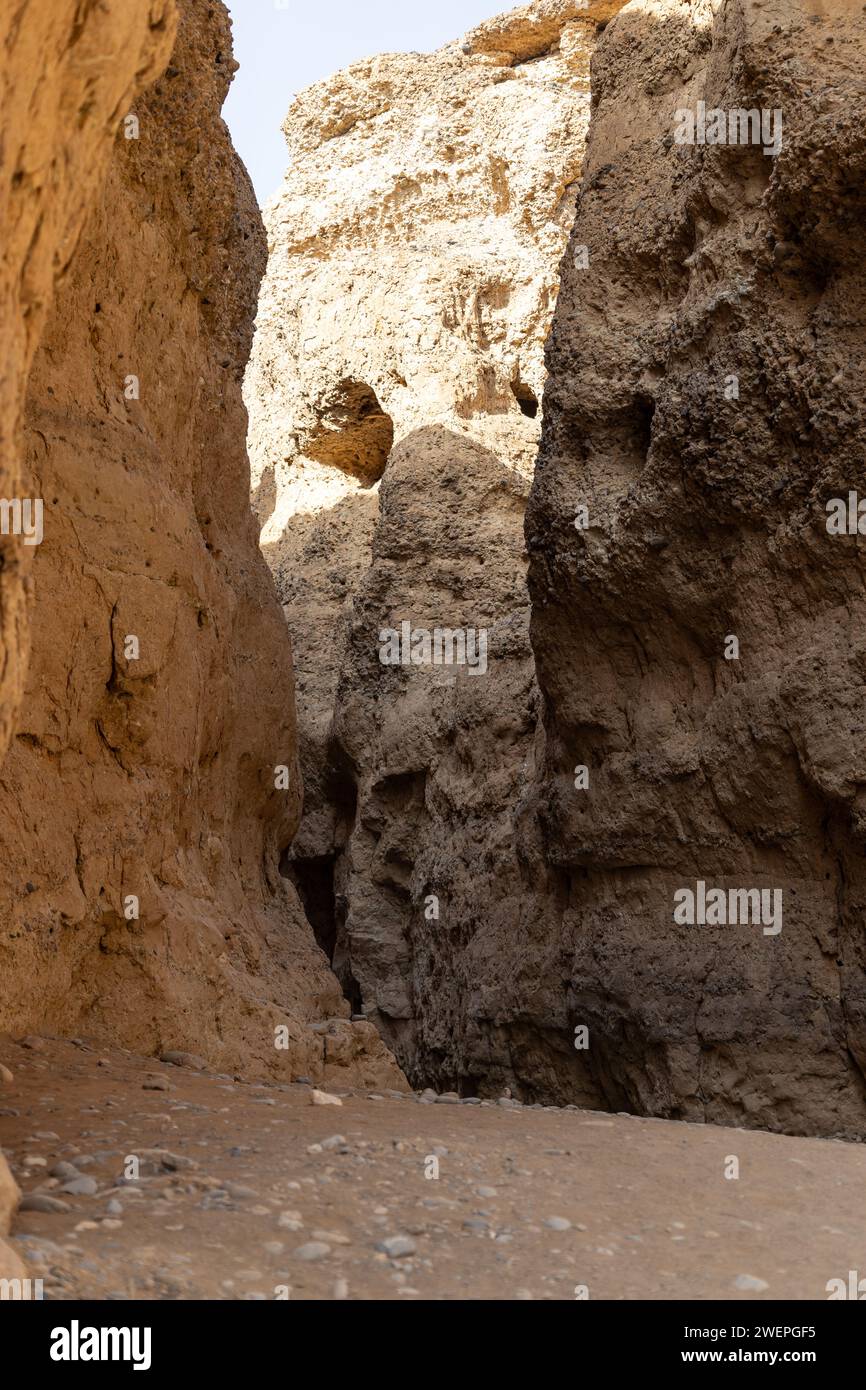 Vaste canyon rocheux présentant des ouvertures caverneuses en Namibie, Luderitz Banque D'Images