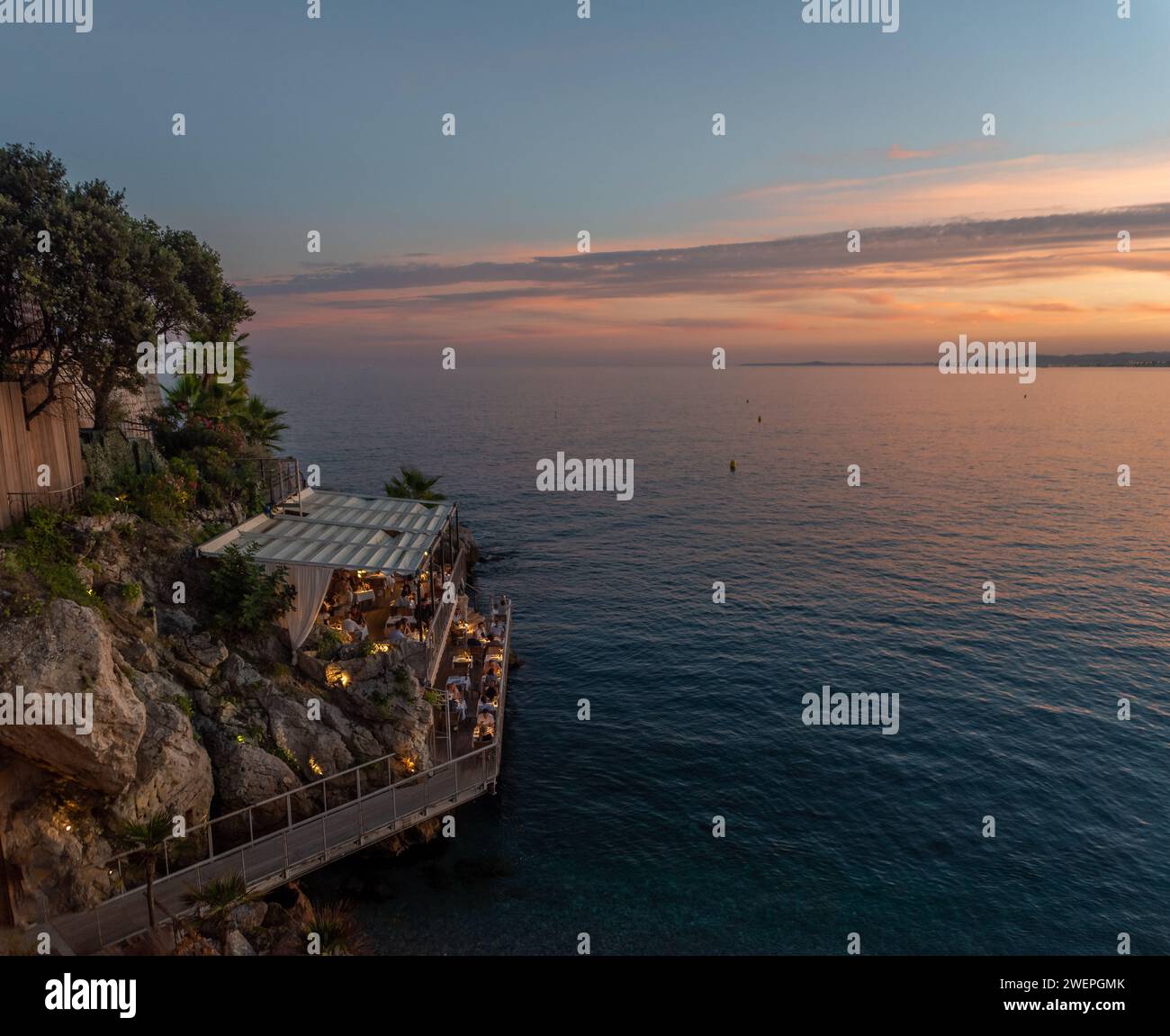 Restaurant perché sur une falaise en bord de mer Banque D'Images