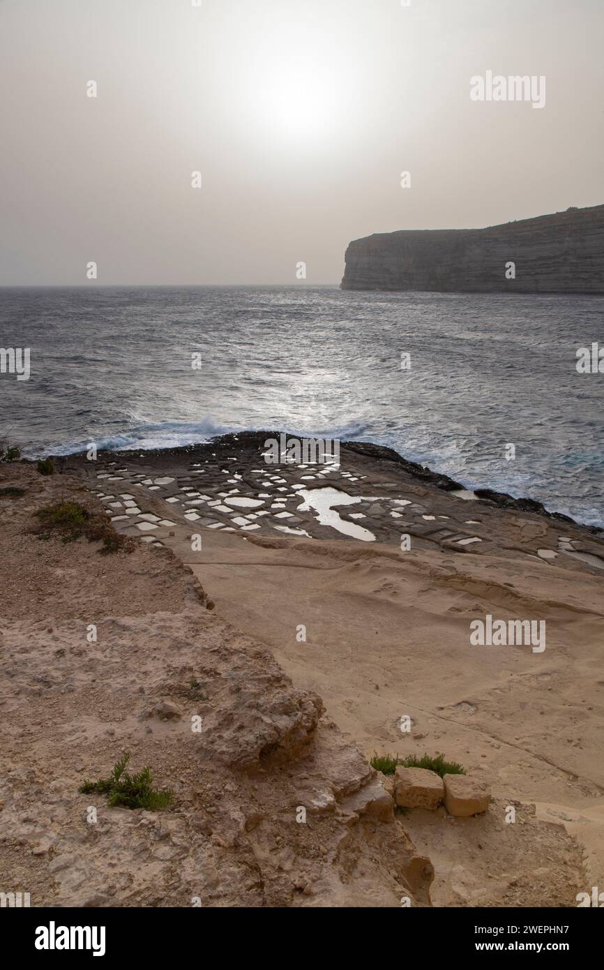 Un paysage serein de la baie de Xlendi à Malte Banque D'Images