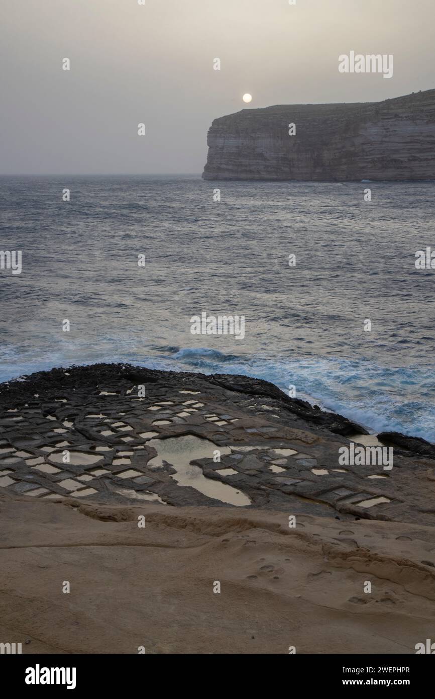 Un paysage serein de la baie de Xlendi à Malte Banque D'Images
