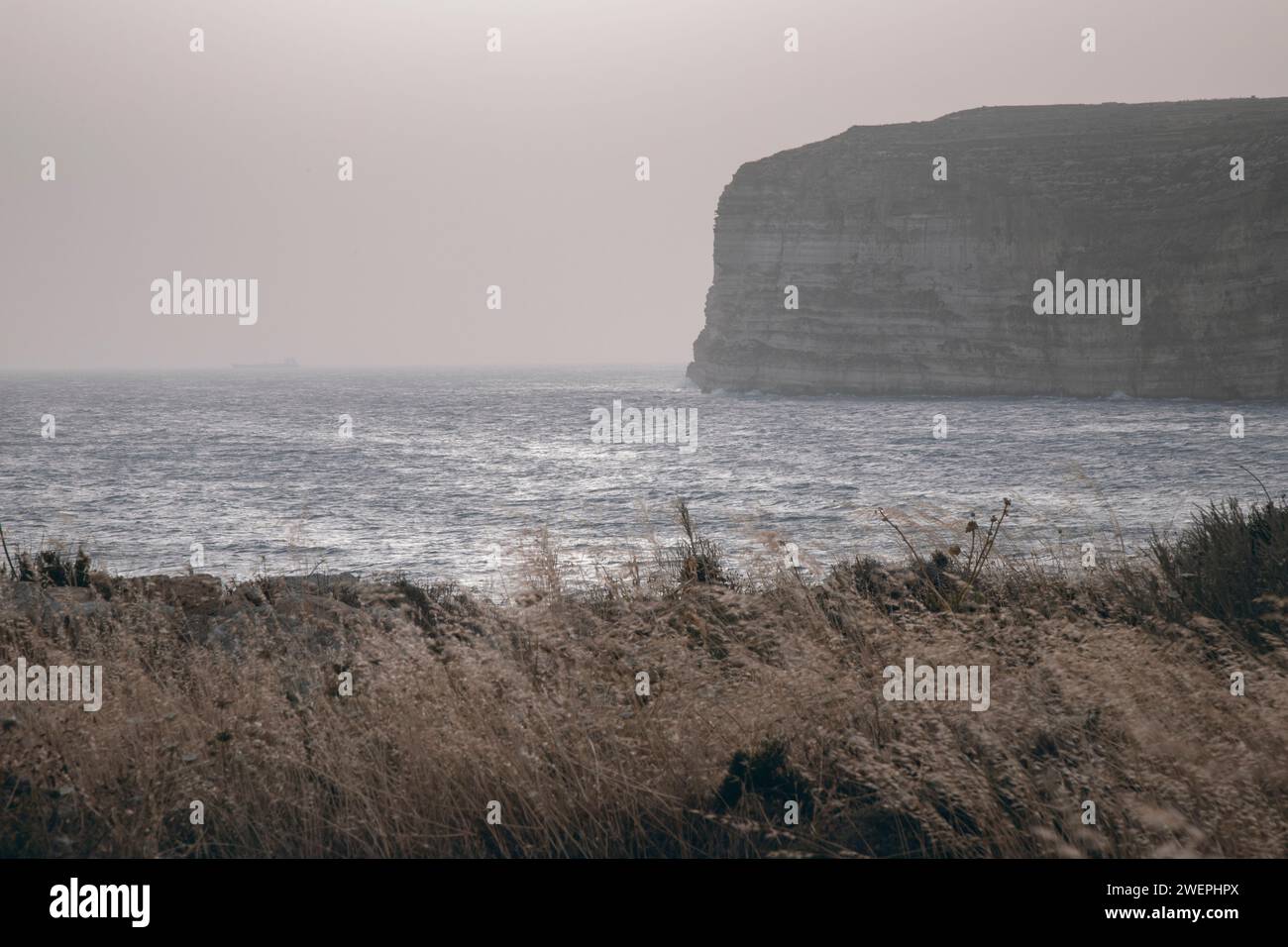 Un paysage serein de la baie de Xlendi à Malte Banque D'Images