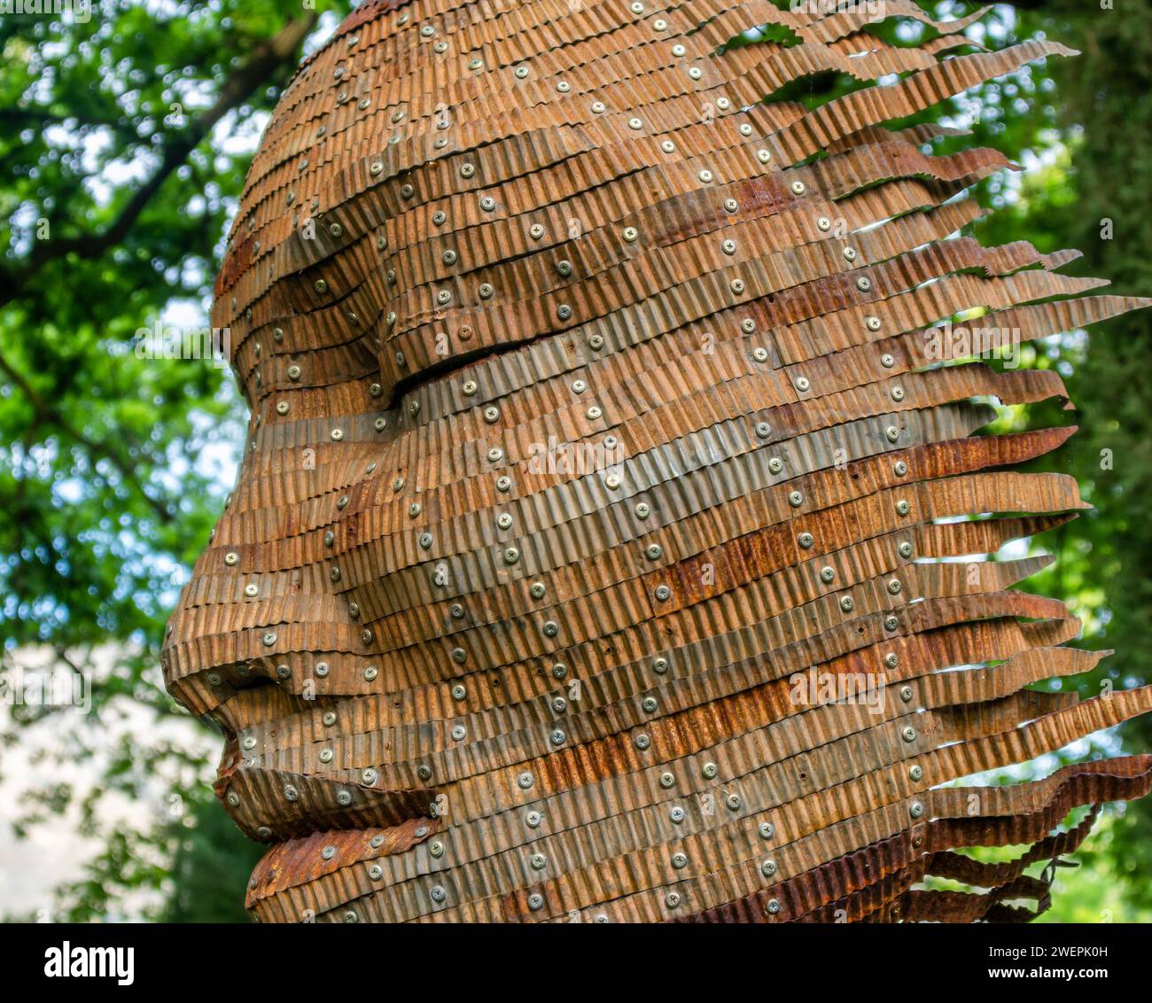 Une sculpture en bois avec des traits texturés du visage fabriqués à partir de copeaux de bois recyclés Banque D'Images