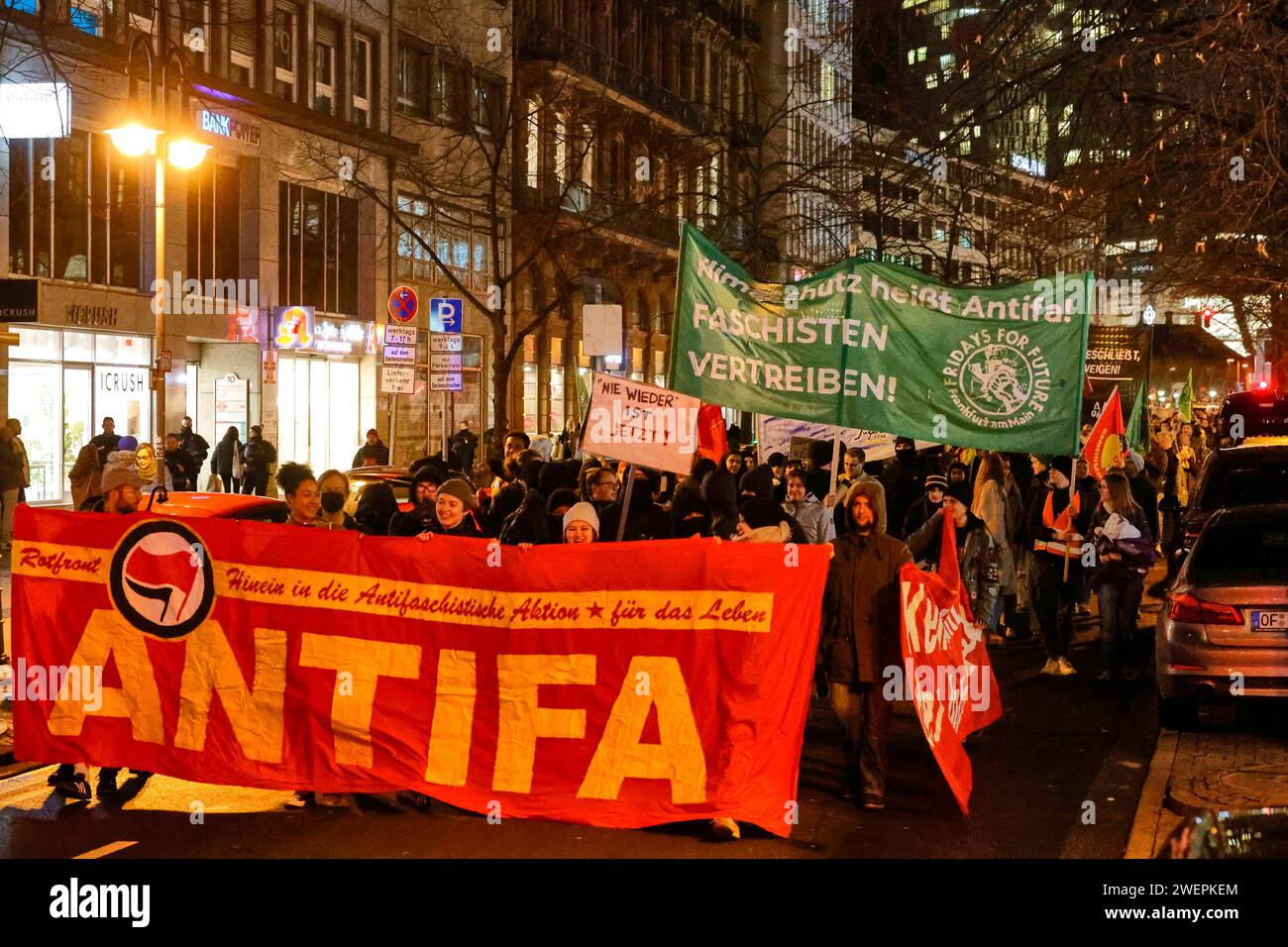 Kundgebung gegen Rechts 26.01.2024 manifestation von Friday for future auf dem Roßmarkt in Frankfurt unter dem Motto Auf die Straße gegen den Rechtsruck - Jugend gegen Faschismus gegen Rassismus Rechtsruck Rechtsextremismus Nationalsozialismus Abschiebung Frankfurt main Hessen Deutschland *** manifestation contre la droite 26 01 2024 manifestation d'ici vendredi pour l'avenir au Roßmarkt à Francfort sous la devise sur le rues contre le changement vers la droite Jeunesse contre le fascisme contre le racisme changement vers la droite National socialisme Déportation Francfort main Hesse Allemagne Banque D'Images