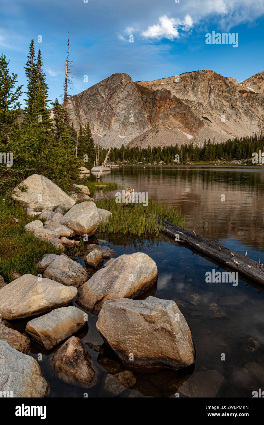 Une montagne se reflète dans les eaux du lac Mirrow, Snowy Mountains, Medicine Bow National Forest, comté d'Albany, Wyoming Banque D'Images
