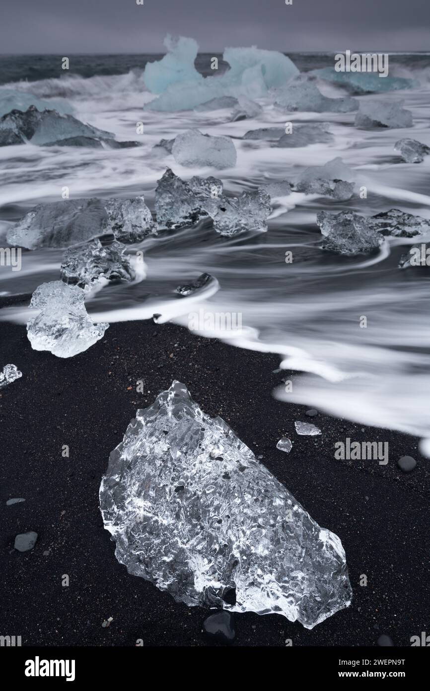 Diamants de glace à la plage noire islandaise (Jokulsarlon) Banque D'Images