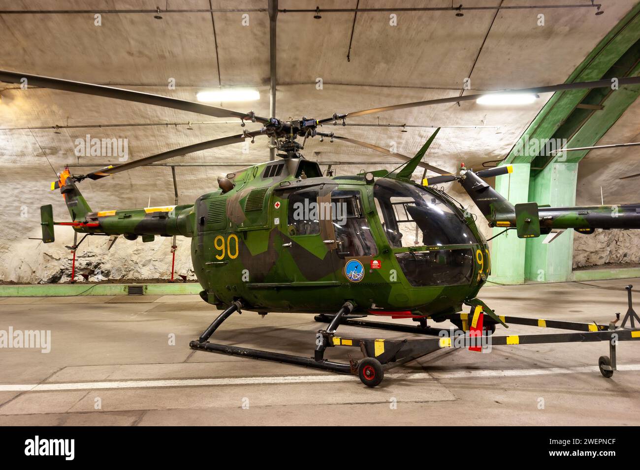 Hélicoptère MBB Bo105CBS (HKP-9a) de l'armée de l'air suédoise à l'intérieur de l'Aeroseum, un bunker déclassifié de l'armée de l'air suédoise taillé dans de la roche solide. 10 juillet 2011 Banque D'Images