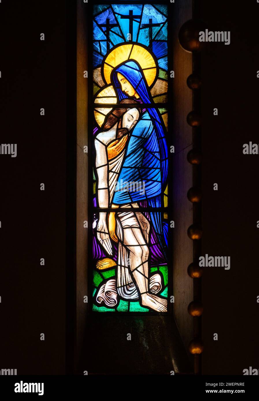 Le Pietà – la Vierge Marie berçant le corps mortel de Jésus. Un vitrail à Igreja de Nossa Senhora de Fátima, Lisbonne. Banque D'Images