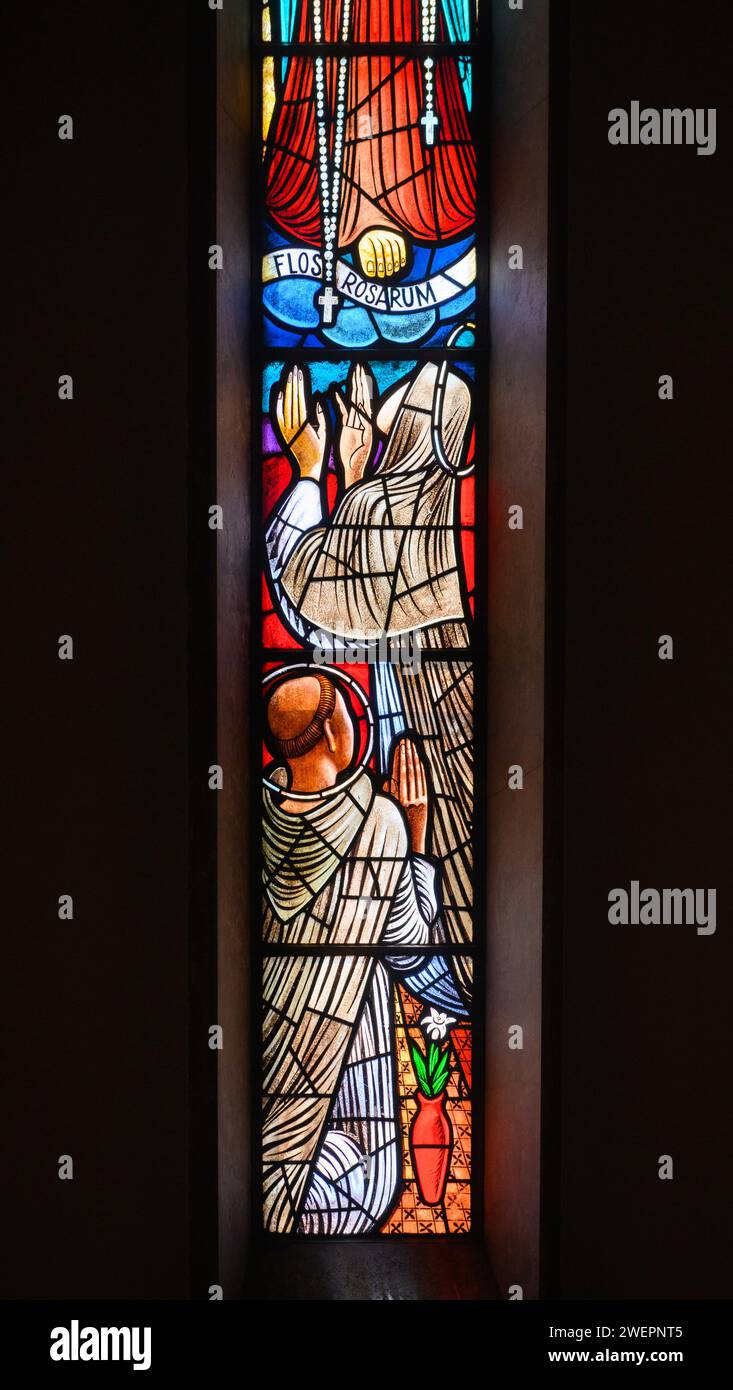 Marie donnant le chapelet à Sainte Catherine de Sienne et à Saint Dominique. Une partie d'un plus grand vitrail à Igreja de Nossa Senhora de Fátima, Lisbonne. Banque D'Images