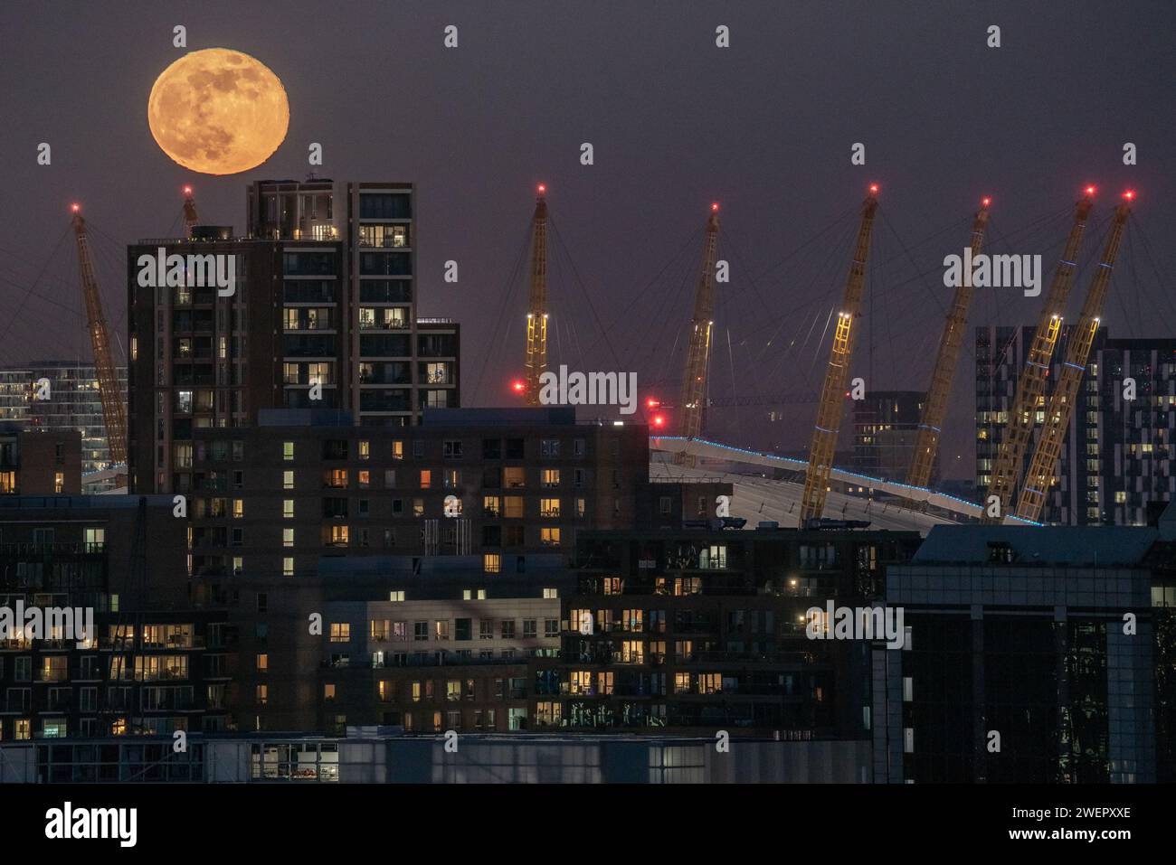 Londres, Royaume-Uni. 26 janvier 2024. Météo Royaume-Uni : 99.8% 'Wolf Moon' se lève au-dessus des bâtiments de l'est de Londres vendredi soir. Crédit : Guy Corbishley/Alamy Live News Banque D'Images