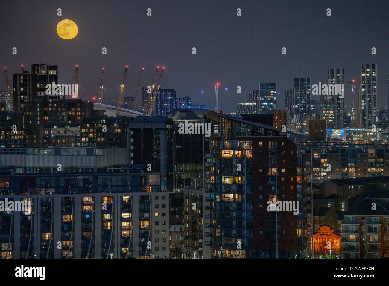 Londres, Royaume-Uni. 26 janvier 2024. Météo Royaume-Uni : 99.8% 'Wolf Moon' se lève au-dessus des bâtiments de l'est de Londres vendredi soir. Crédit : Guy Corbishley/Alamy Live News Banque D'Images