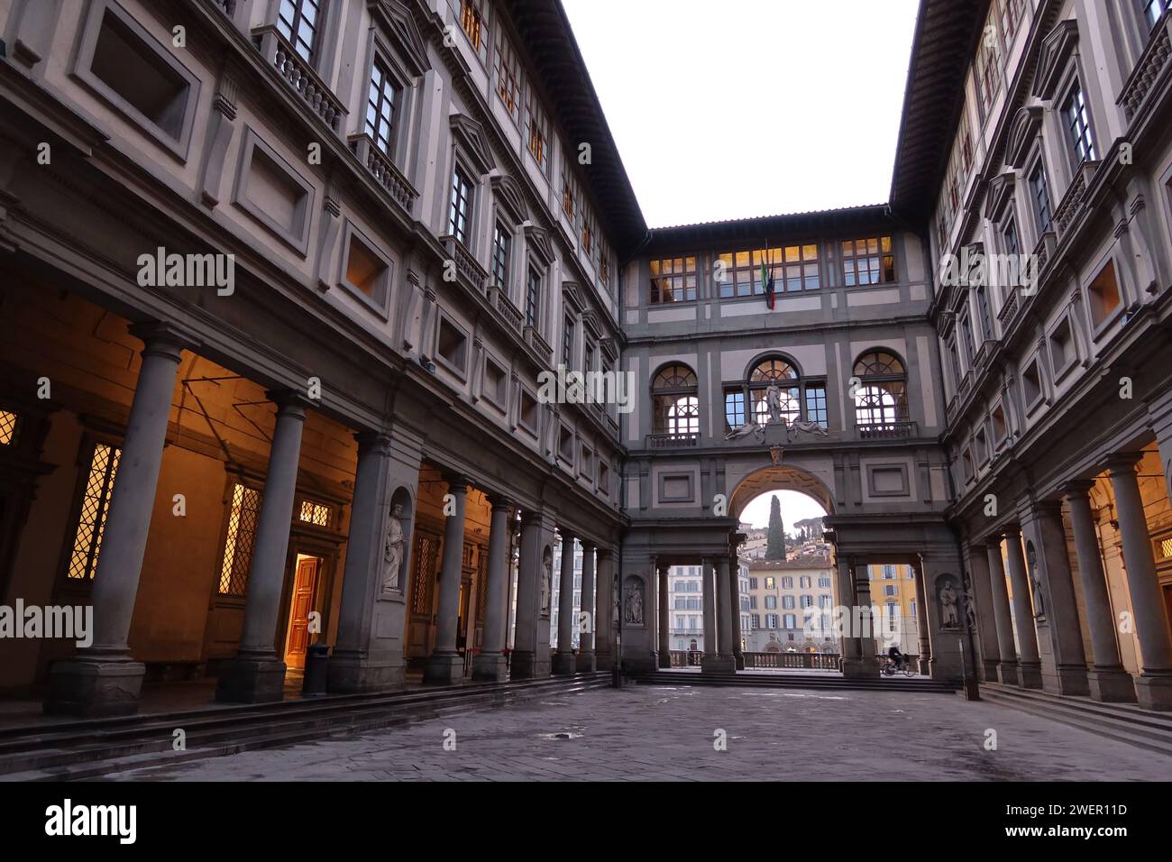 Cette photo capture la cour intérieure de la Galerie des Offices à Florence tôt le matin. L'architecture Renaissance, avec sa symétrie Banque D'Images