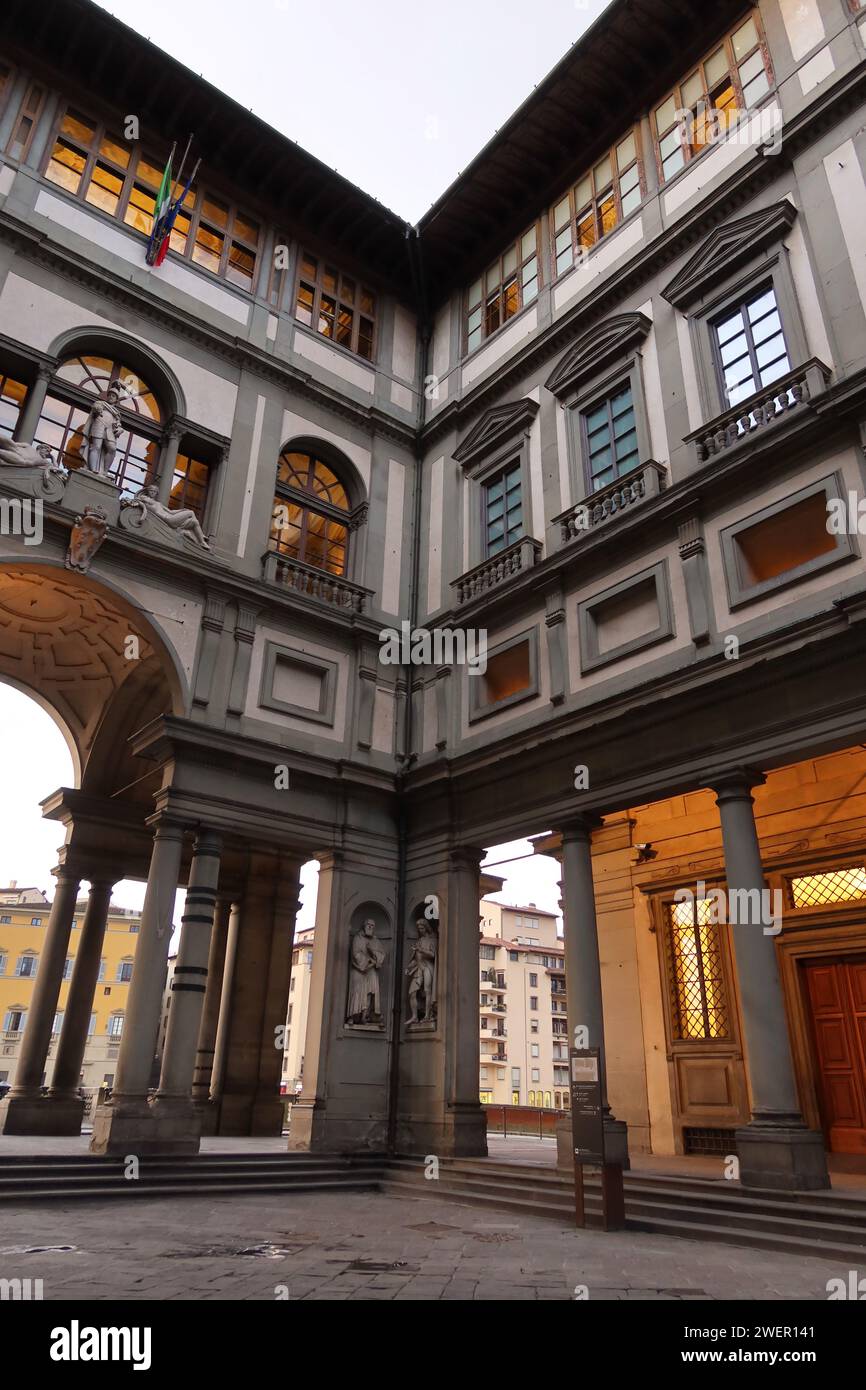 Cette photo capture la cour intérieure de la Galerie des Offices à Florence tôt le matin. L'architecture Renaissance, avec sa symétrie Banque D'Images