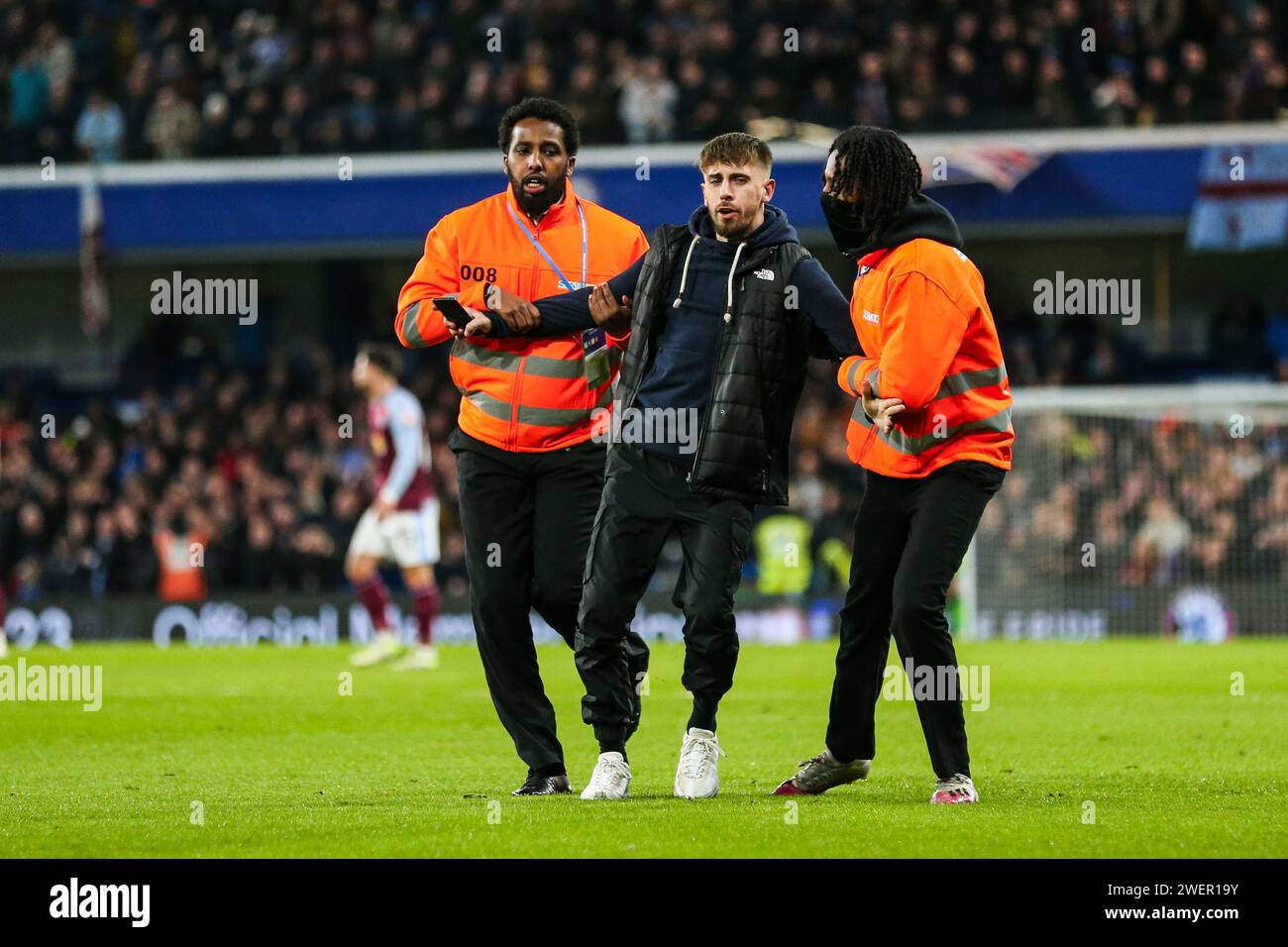 Un envahisseur de terrain lors du match du 4e tour Chelsea FC contre Aston Villa FC Emirates FA Cup à Stamford Bridge, Londres, Angleterre, Royaume-Uni le 26 janvier 2024 Credit : Every second Media/Alamy Live News Banque D'Images