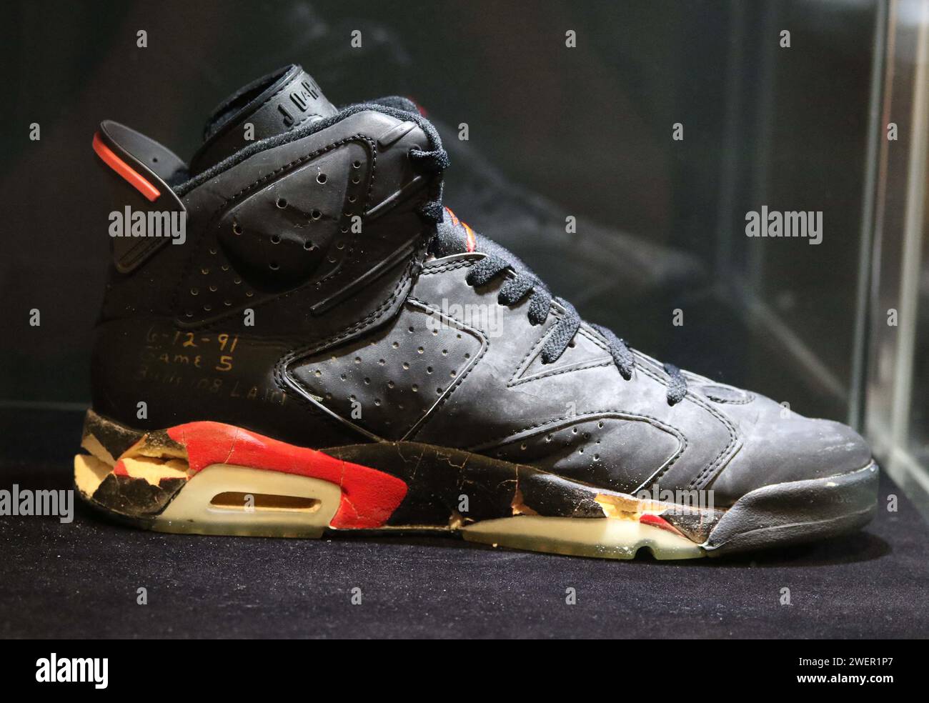 New York, New York, États-Unis. 26 janvier 2024. Air Jordan VI (1991) sneaker, de ''˜The Dynasty Collection', un ensemble de 6 Michael Jordan ''˜Championship clinching' Game Worn Air Jordan sneakers avec une estimation de 7 à 10 millions de dollars détenu chez Sotheby's New York. Les baskets ont été données à Tim Hallam, un cadre des relations publiques pour les Bulls de Chicago qui était avec l'équipe depuis 1978. (Image de crédit : © Nancy Kaszerman/ZUMA Press Wire) USAGE ÉDITORIAL SEULEMENT! Non destiné à UN USAGE commercial ! Crédit : ZUMA Press, Inc./Alamy Live News Banque D'Images