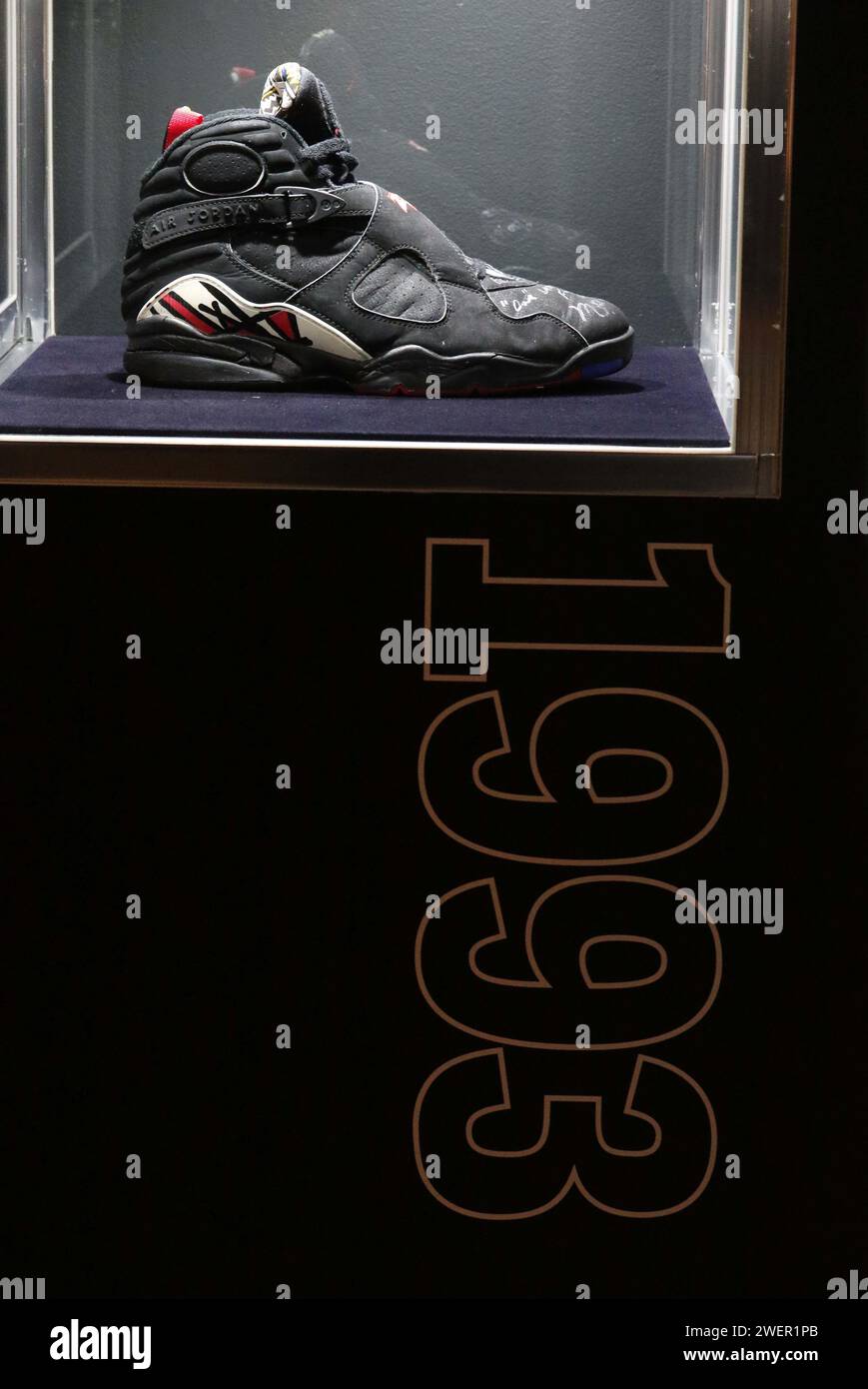 New York, New York, États-Unis. 26 janvier 2024. Air Jordan VIII (1993) sneaker de ''˜The Dynasty Collection', un ensemble de 6 Michael Jordan ''˜Championship clinching' Game Worn Air Jordan sneakers avec une estimation de 7 à 10 millions de dollars détenu chez Sotheby's New York. Les baskets ont été données à Tim Hallam, un cadre des relations publiques pour les Bulls de Chicago qui était avec l'équipe depuis 1978. (Image de crédit : © Nancy Kaszerman/ZUMA Press Wire) USAGE ÉDITORIAL SEULEMENT! Non destiné à UN USAGE commercial ! Crédit : ZUMA Press, Inc./Alamy Live News Banque D'Images