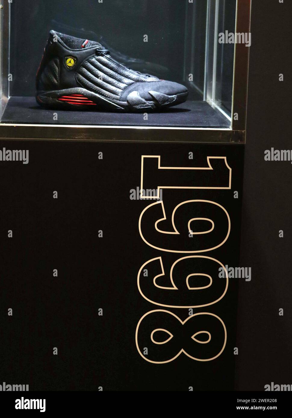 New York, New York, États-Unis. 26 janvier 2024. Air Jordan XIV (1998) sneaker de ''˜The Dynasty Collection', un ensemble de 6 Michael Jordan ''˜Championship clinching' Game Worn Air Jordan sneakers avec une estimation de 7 à 10 millions de dollars détenu chez Sotheby's New York. Les baskets ont été données à Tim Hallam, un cadre des relations publiques pour les Bulls de Chicago qui était avec l'équipe depuis 1978. (Image de crédit : © Nancy Kaszerman/ZUMA Press Wire) USAGE ÉDITORIAL SEULEMENT! Non destiné à UN USAGE commercial ! Crédit : ZUMA Press, Inc./Alamy Live News Banque D'Images