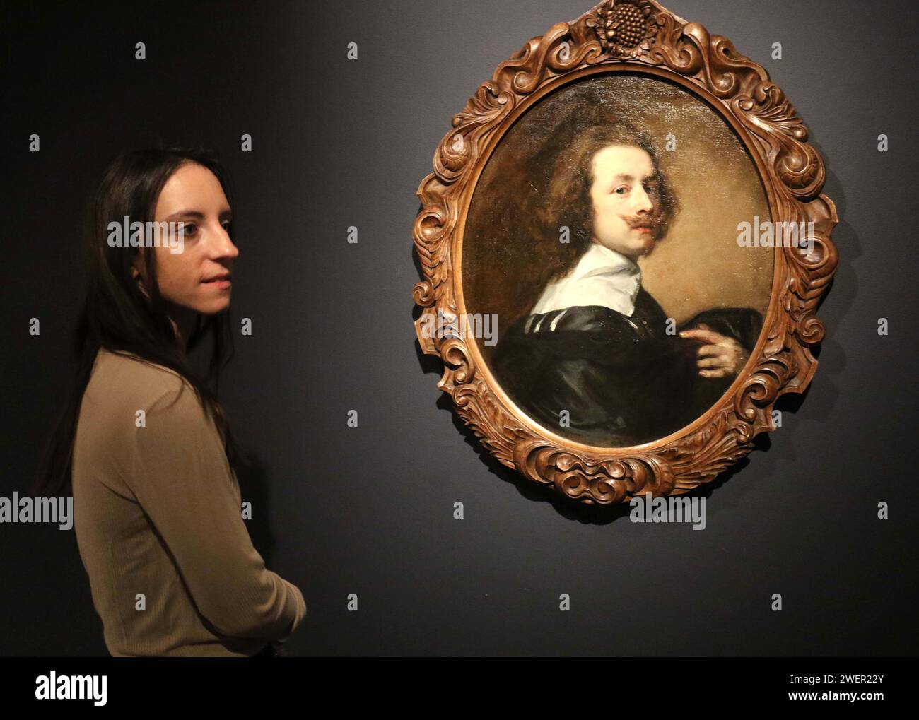 New York, New York, États-Unis. 26 janvier 2024. Une femme regarde un Van Dyck 'Self Portrait with Upturned Mustache and Raised Left-Hand' circa 1637-39, avec une estimation de $2 - $3 millions, vu sur l'affichage pendant la semaine des maîtres tenue à Sotheby's New York. Cette peinture est incluse dans la ''˜Collection perdue du Roi Charles 1' du Royal Collection Trust où elle a été incluse dans l'inventaire de la collection du Roi par Abraham van Der Doort vers 1639. (Image de crédit : © Nancy Kaszerman/ZUMA Press Wire) USAGE ÉDITORIAL SEULEMENT! Non destiné à UN USAGE commercial ! Banque D'Images