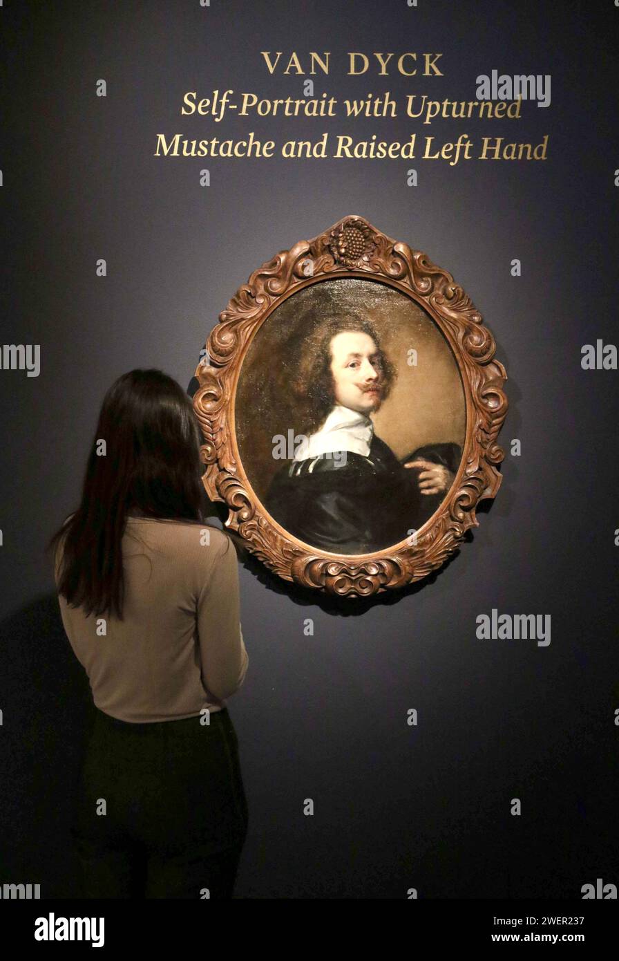 New York, New York, États-Unis. 26 janvier 2024. Une femme regarde un Van Dyck 'Self Portrait with Upturned Mustache and Raised Left-Hand' circa 1637-39, avec une estimation de $2 - $3 millions, vu sur l'affichage pendant la semaine des maîtres tenue à Sotheby's New York. Cette peinture est incluse dans la ''˜Collection perdue du Roi Charles 1' du Royal Collection Trust où elle a été incluse dans l'inventaire de la collection du Roi par Abraham van Der Doort vers 1639. (Image de crédit : © Nancy Kaszerman/ZUMA Press Wire) USAGE ÉDITORIAL SEULEMENT! Non destiné à UN USAGE commercial ! Banque D'Images