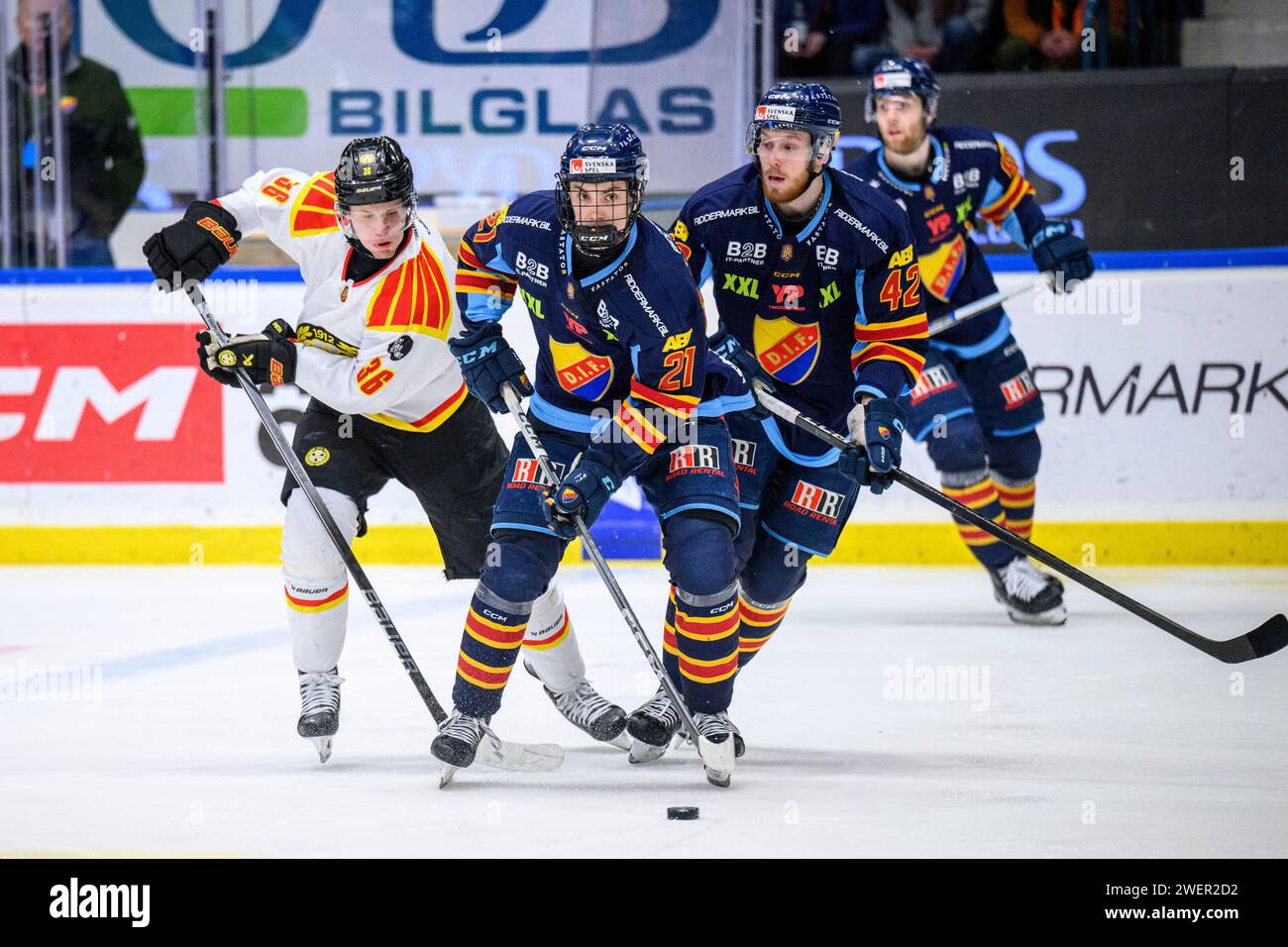 STOCKHOLM 2024-01-26 Djurgårdens Linus Eriksson Under fredagens match i HockeyAllsvenskan mellan Djurgårdens IF och Brynäs IF på Hovet. Foto Jonas von Hofsten / TT KOD 11577 ***BETALBILD*** Banque D'Images