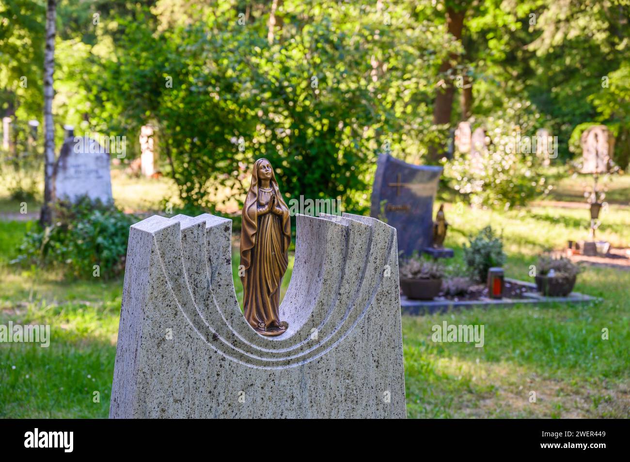 Statue de la Vierge Marie sur une pierre tombale dans le cimetière Banque D'Images