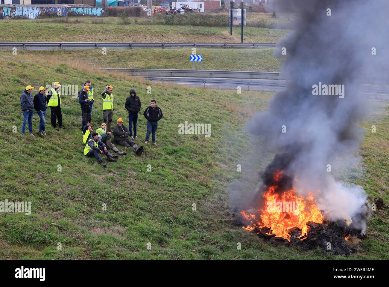 Brive-la-Gaillarde, France. 26 janvier 2024. Colère et manifestation des agriculteurs en France. Blocage de l’autoroute A20 à Brive-la-Gaillarde par des agriculteurs qui exigent que leur production soit payée équitablement, moins de normes, un commerce agricole international équitable. Brive-la-Gaillarde, Corrèze, Limousin, France, Europe. Photo Hugo Martin/Alamy Live News. Banque D'Images