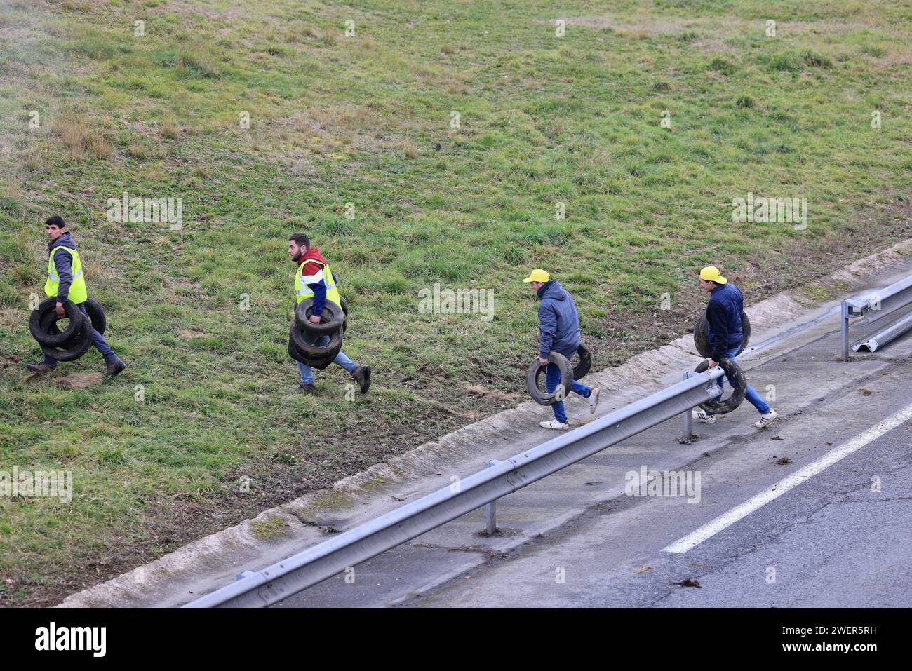 Brive-la-Gaillarde, France. 26 janvier 2024. Colère et manifestation des agriculteurs en France. Blocage de l’autoroute A20 à Brive-la-Gaillarde par des agriculteurs qui exigent que leur production soit payée équitablement, moins de normes, un commerce agricole international équitable. Brive-la-Gaillarde, Corrèze, Limousin, France, Europe. Photo Hugo Martin/Alamy Live News. Banque D'Images