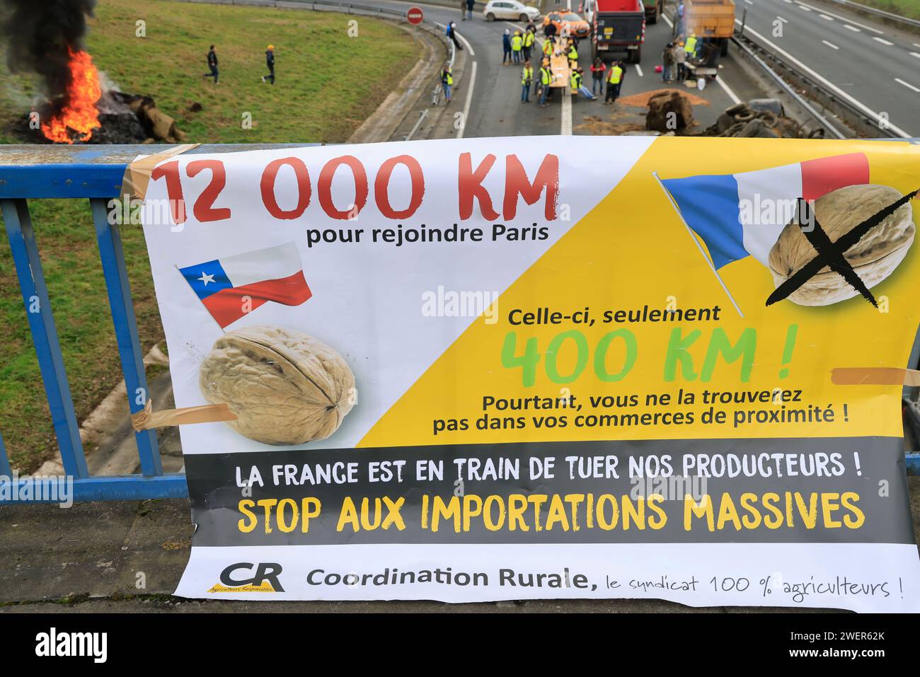 Brive-la-Gaillarde, France. 26 janvier 2024. Colère et manifestation des agriculteurs en France. Blocage de l’autoroute A20 à Brive-la-Gaillarde par des agriculteurs qui exigent que leur production soit payée équitablement, moins de normes, un commerce agricole international équitable. Brive-la-Gaillarde, Corrèze, Limousin, France, Europe. Photo Hugo Martin/Alamy Live News. Banque D'Images