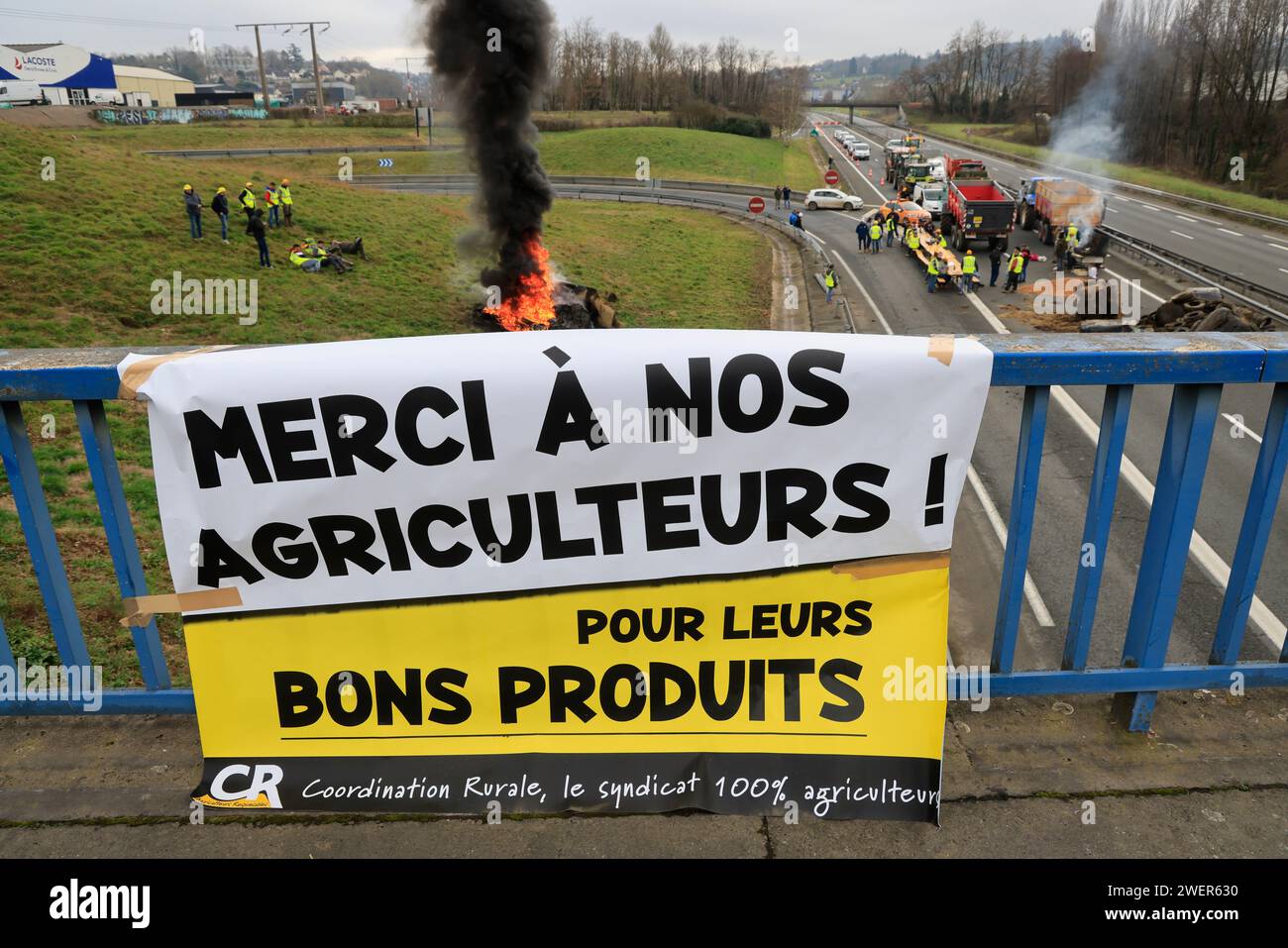Brive-la-Gaillarde, France. 26 janvier 2024. Colère et manifestation des agriculteurs en France. Blocage de l’autoroute A20 à Brive-la-Gaillarde par des agriculteurs qui exigent que leur production soit payée équitablement, moins de normes, un commerce agricole international équitable. Brive-la-Gaillarde, Corrèze, Limousin, France, Europe. Photo Hugo Martin/Alamy Live News. Banque D'Images