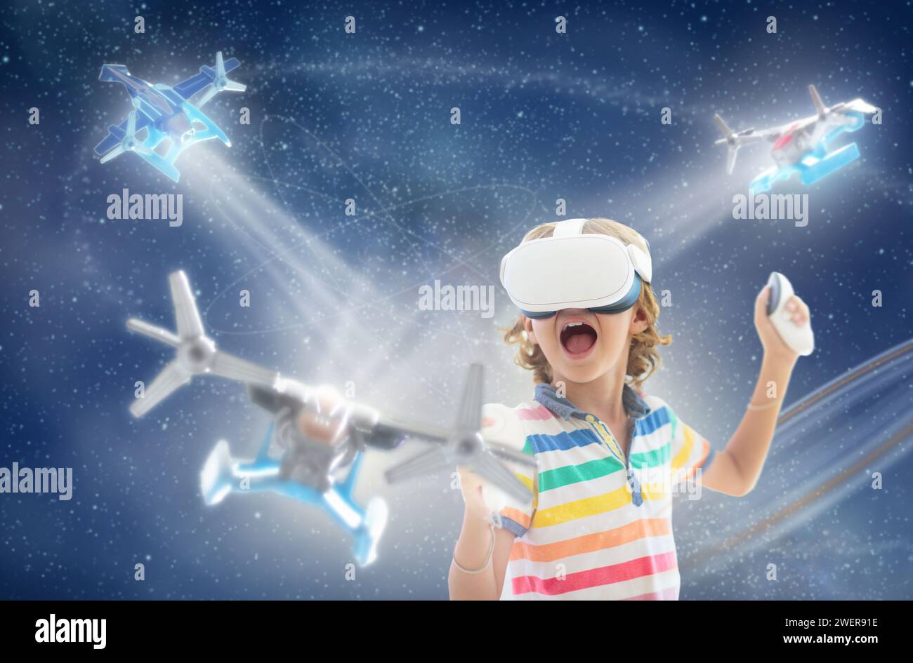 Enfant en lunettes de réalité virtuelle. VR Set pour les enfants. Petit garçon jouant à un jeu informatique. Apprendre avec un appareil numérique moderne. Les enfants étudient en utilisant l'électronique Banque D'Images